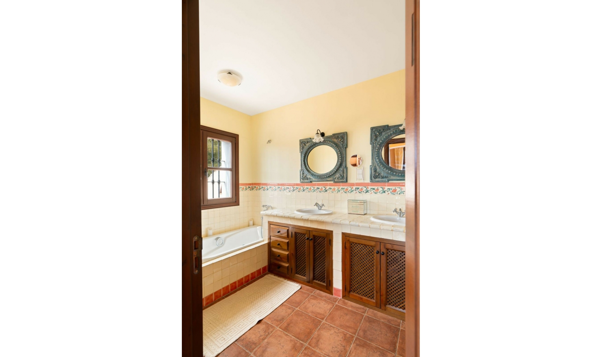 Resale - House -
La Duquesa