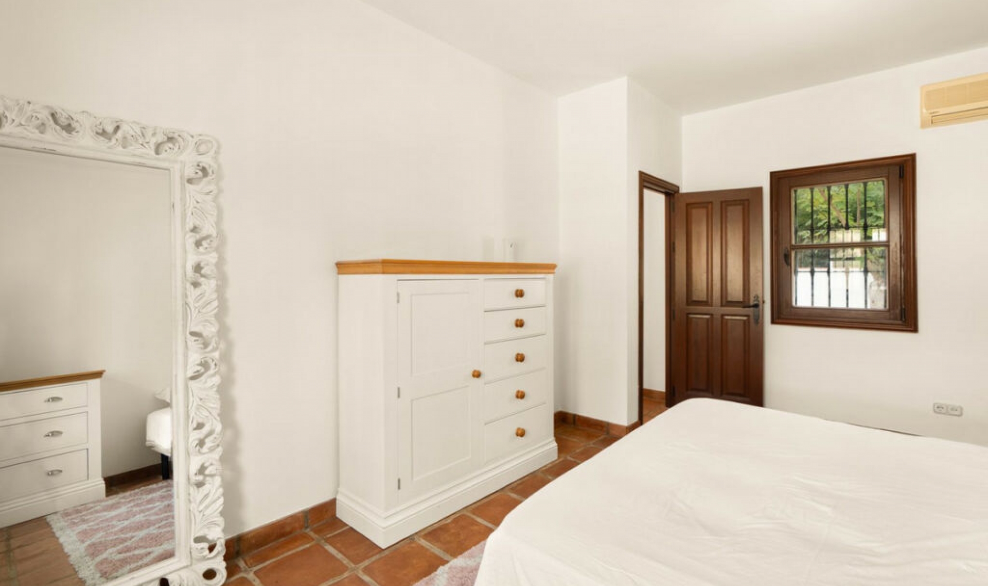 Resale - House -
La Duquesa