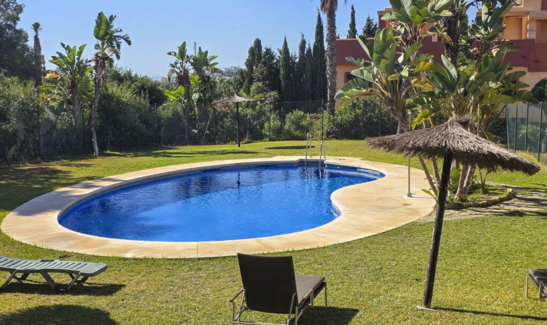 Resale - House -
La Duquesa
