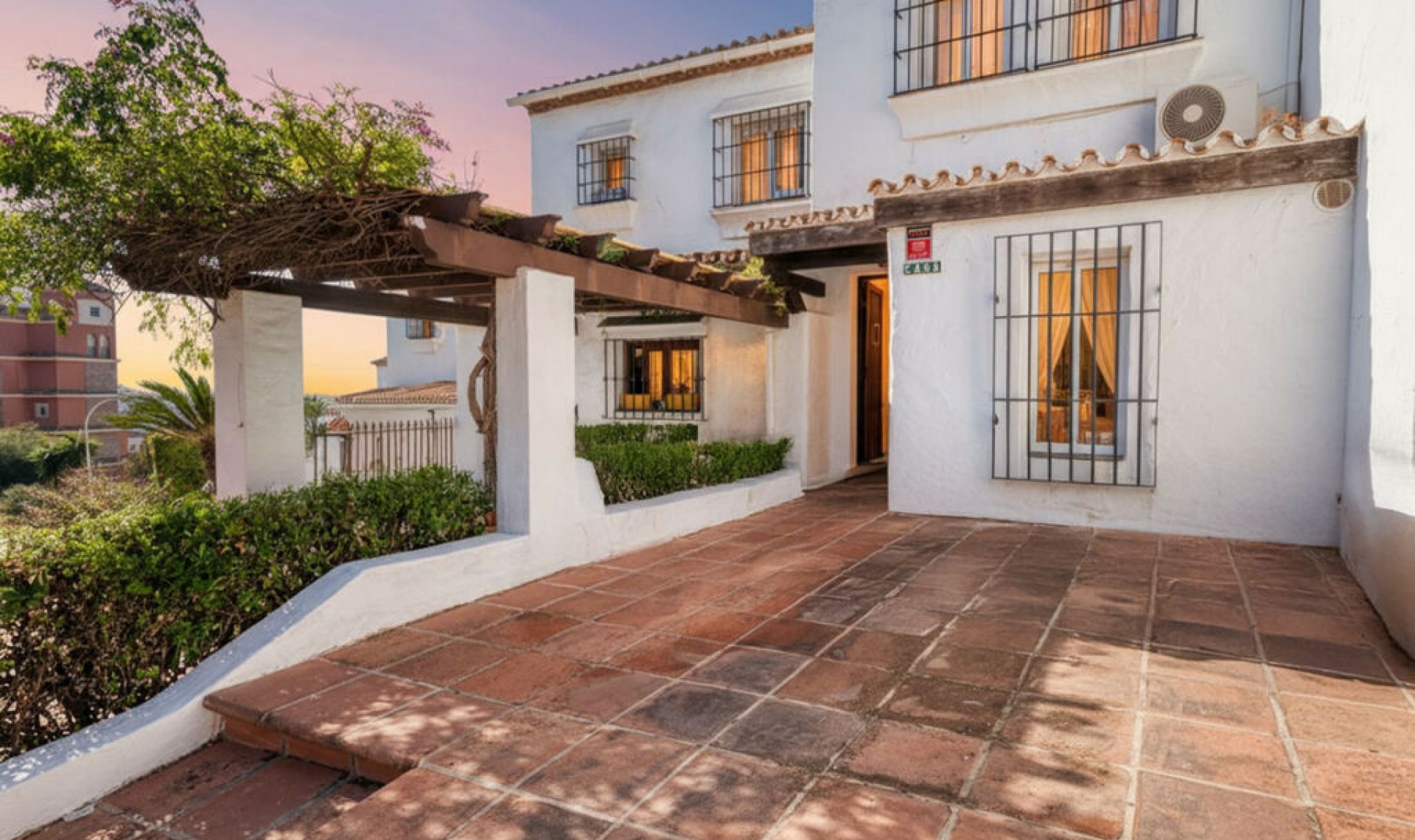 Resale - House -
La Duquesa