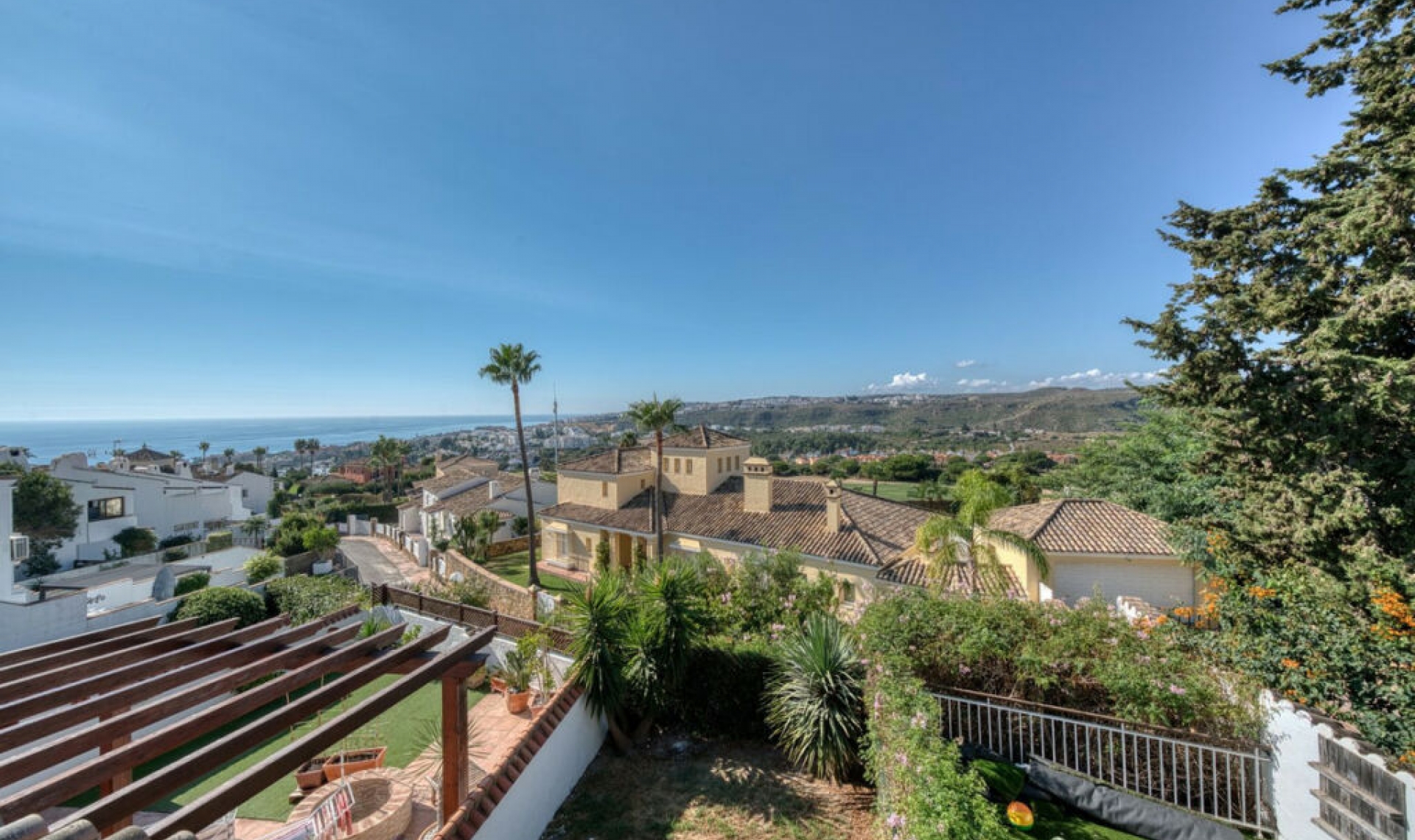 Resale - House -
La Duquesa