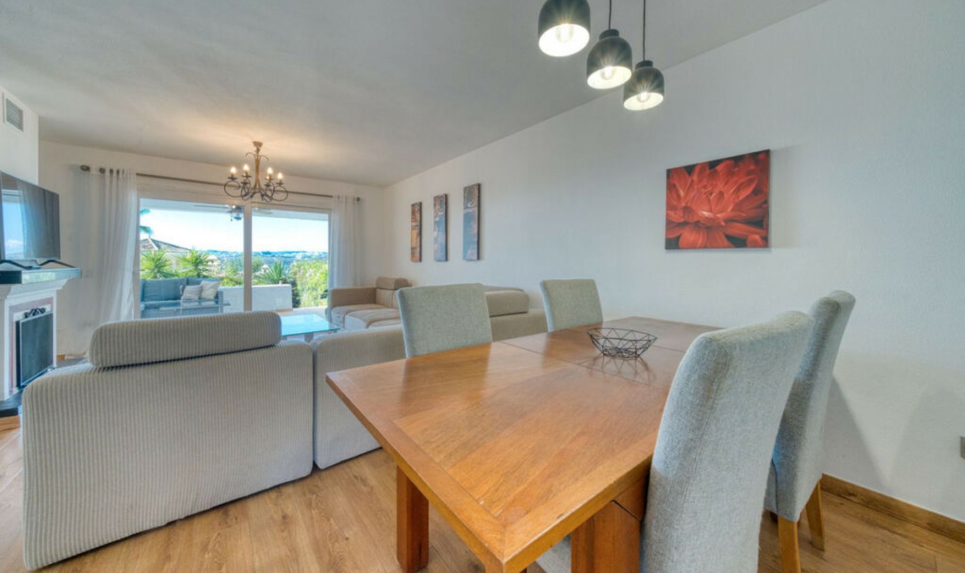 Resale - House -
La Duquesa