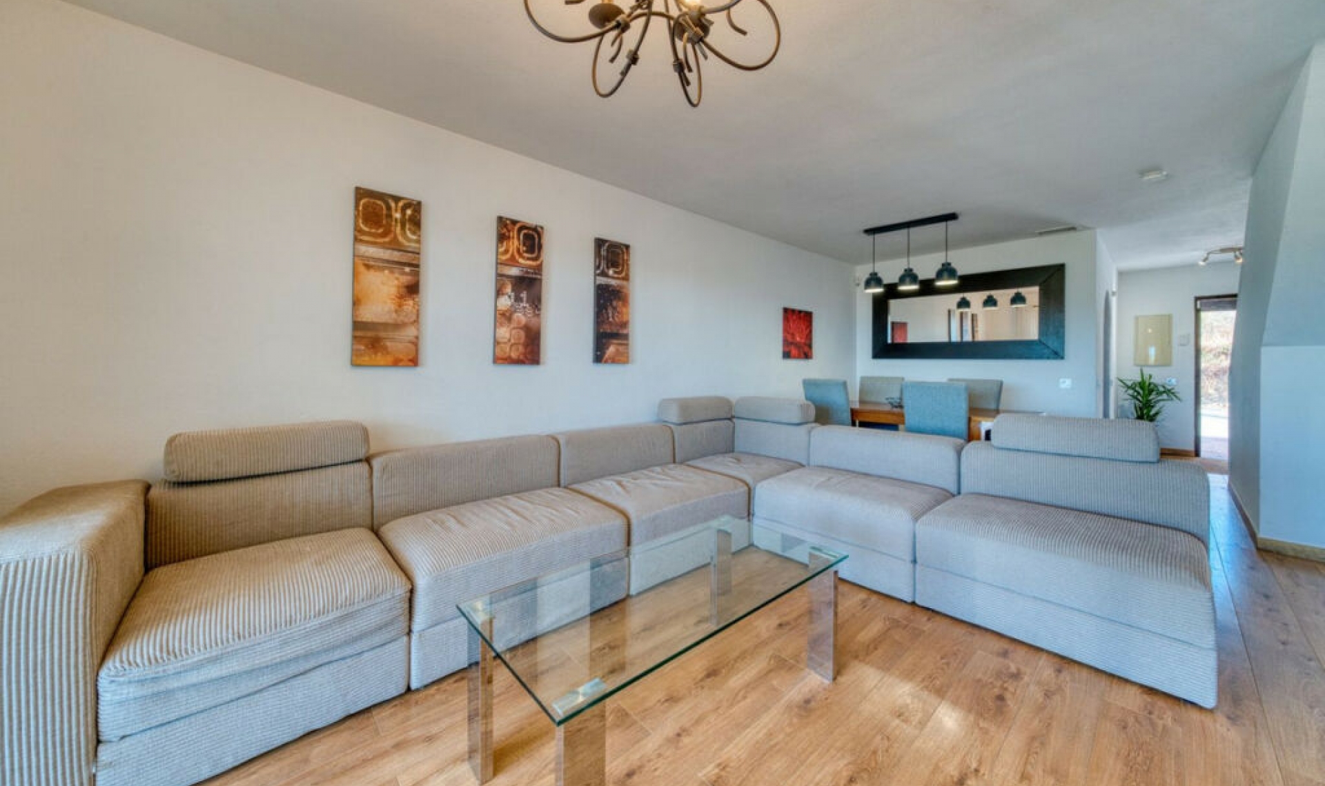 Resale - House -
La Duquesa