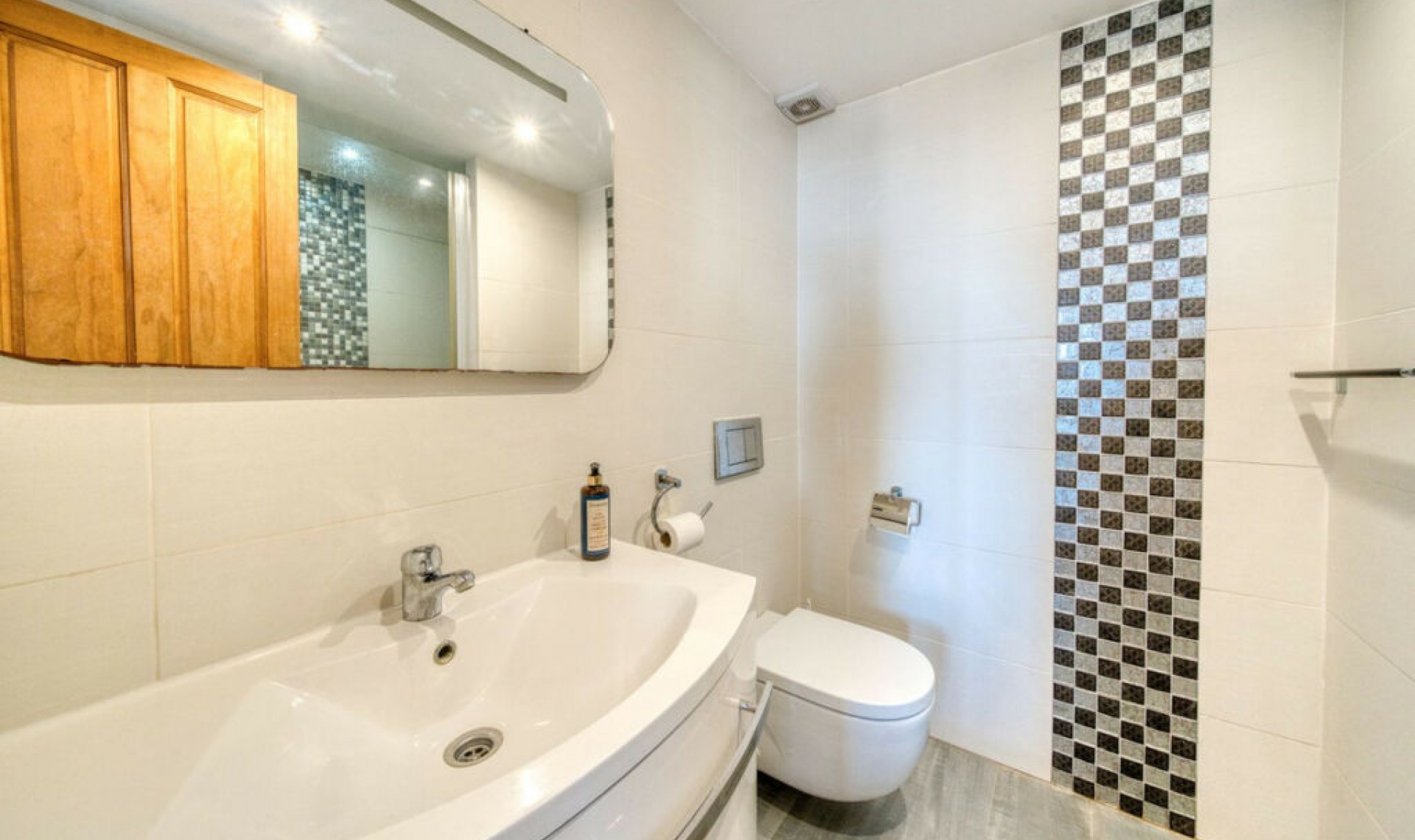 Resale - House -
La Duquesa