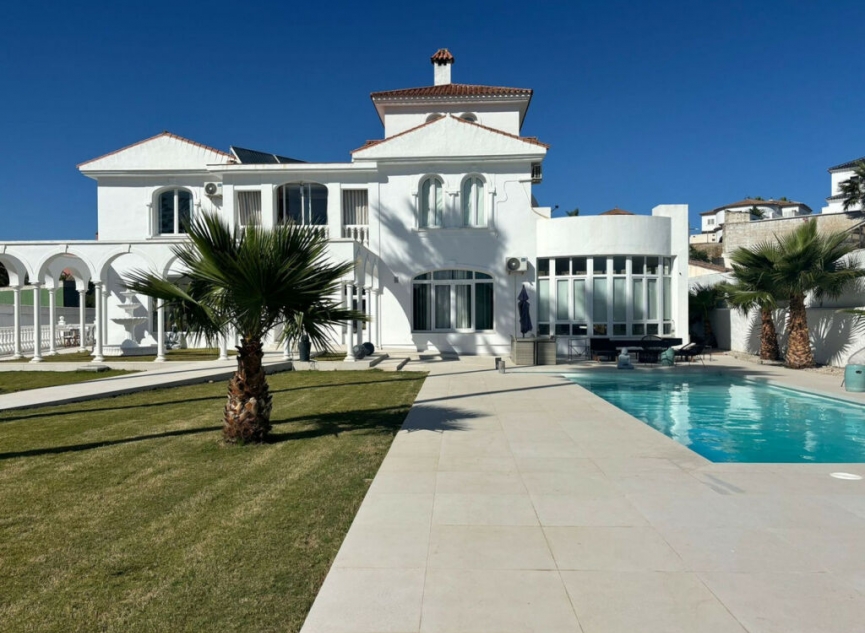 Resale - House -
La Línea