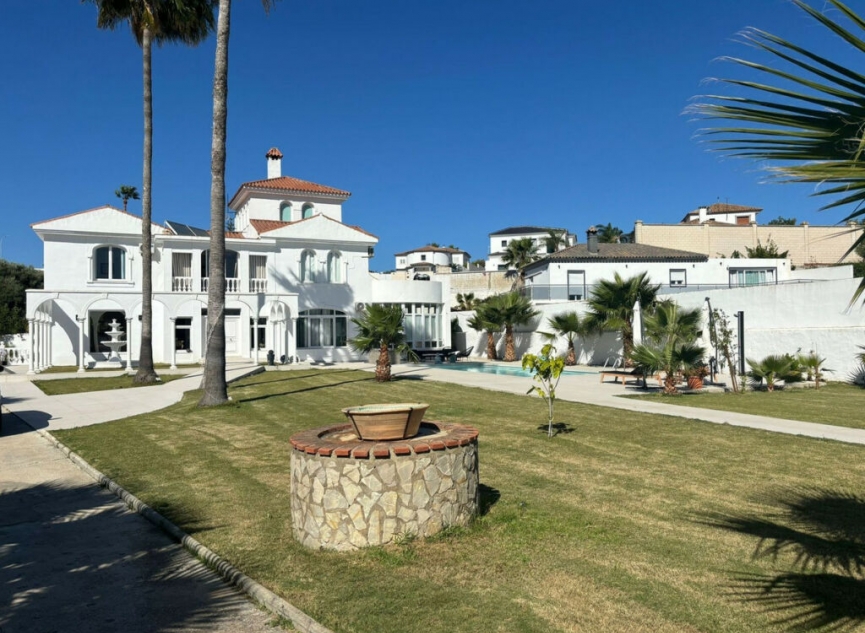Resale - House -
La Línea