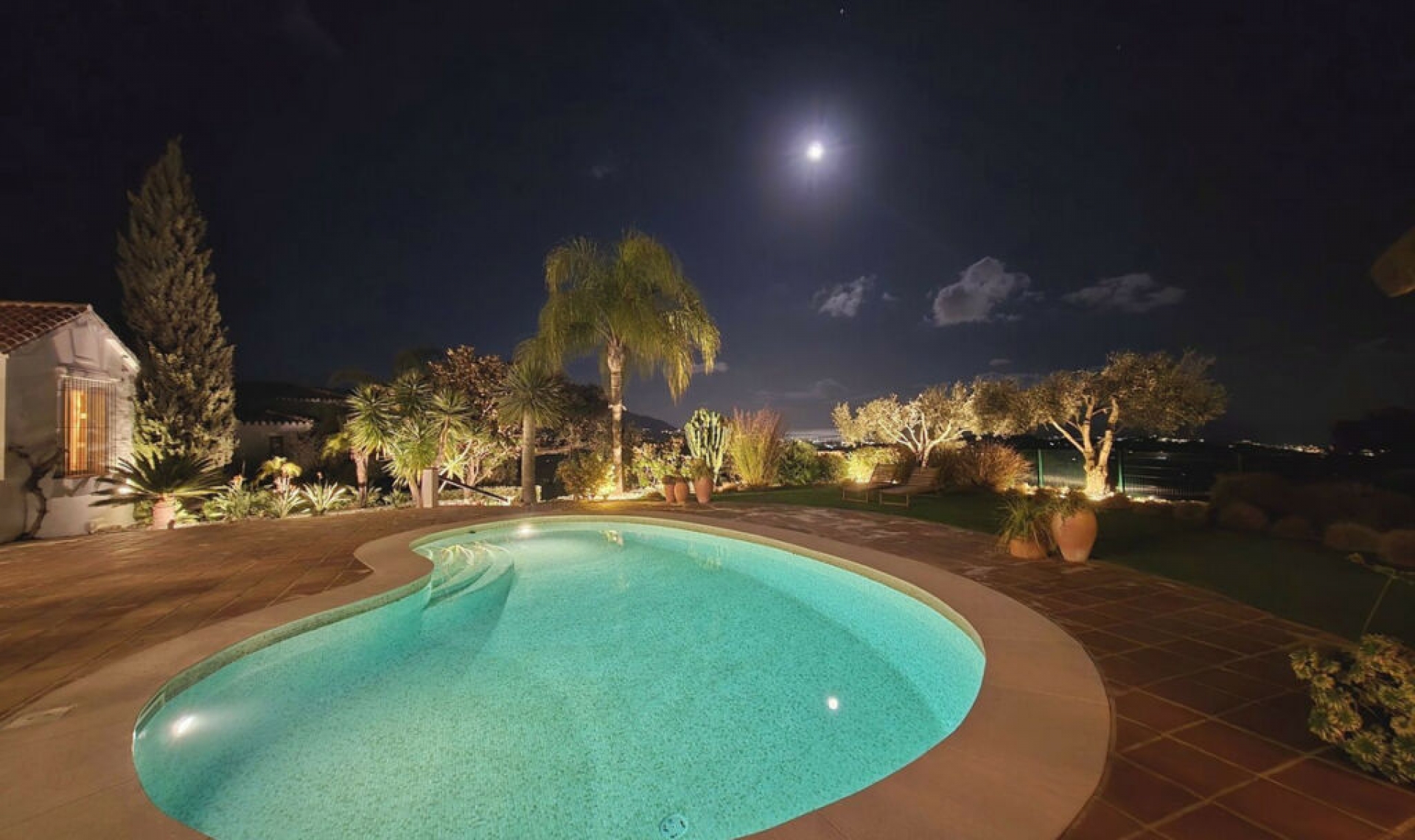 Resale - House -
La Mairena