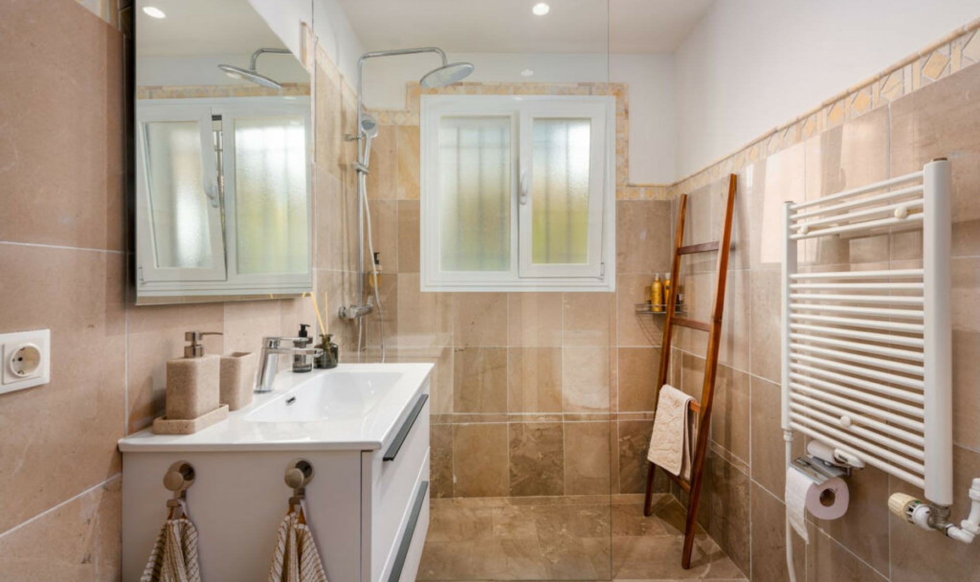 Resale - House -
La Mairena