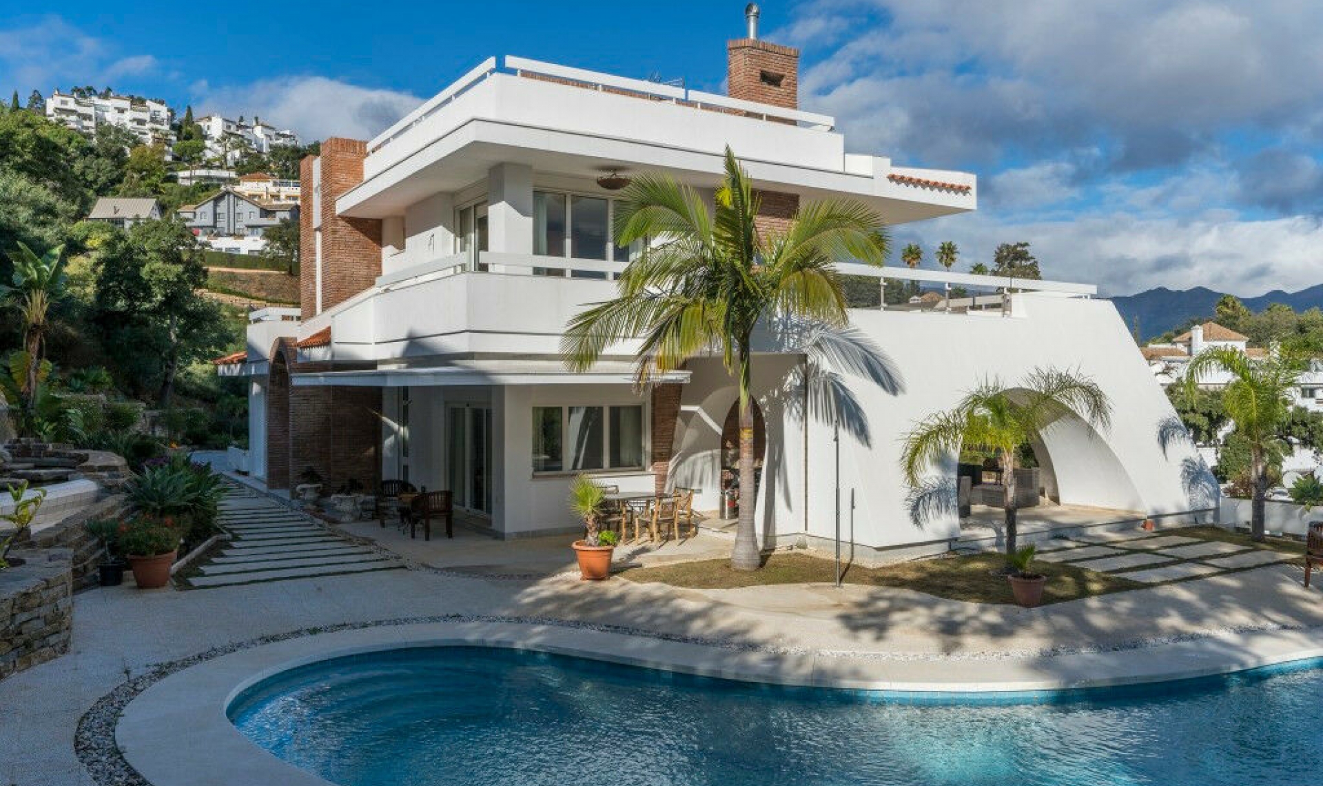 Resale - House -
La Mairena