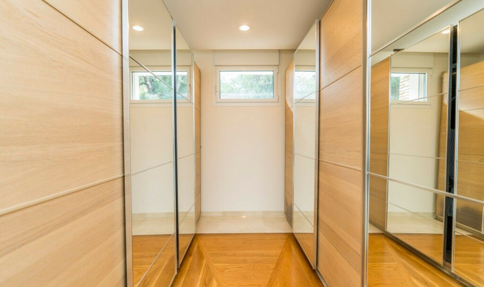 Resale - House -
La Mairena