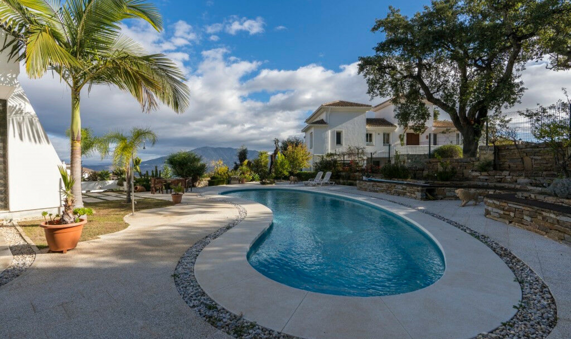 Resale - House -
La Mairena