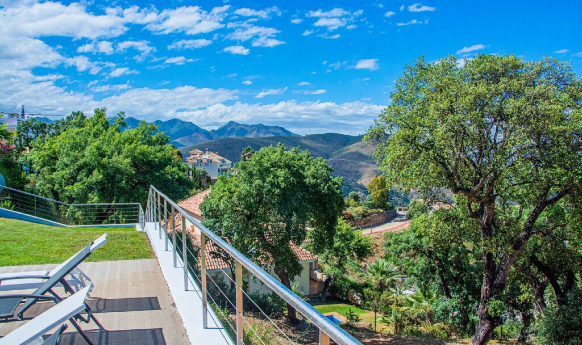 Resale - House -
La Mairena