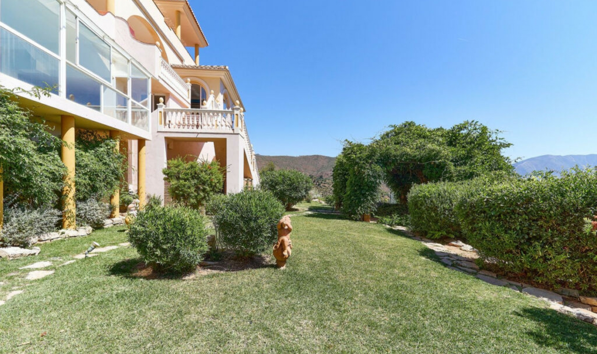 Resale - House -
La Mairena
