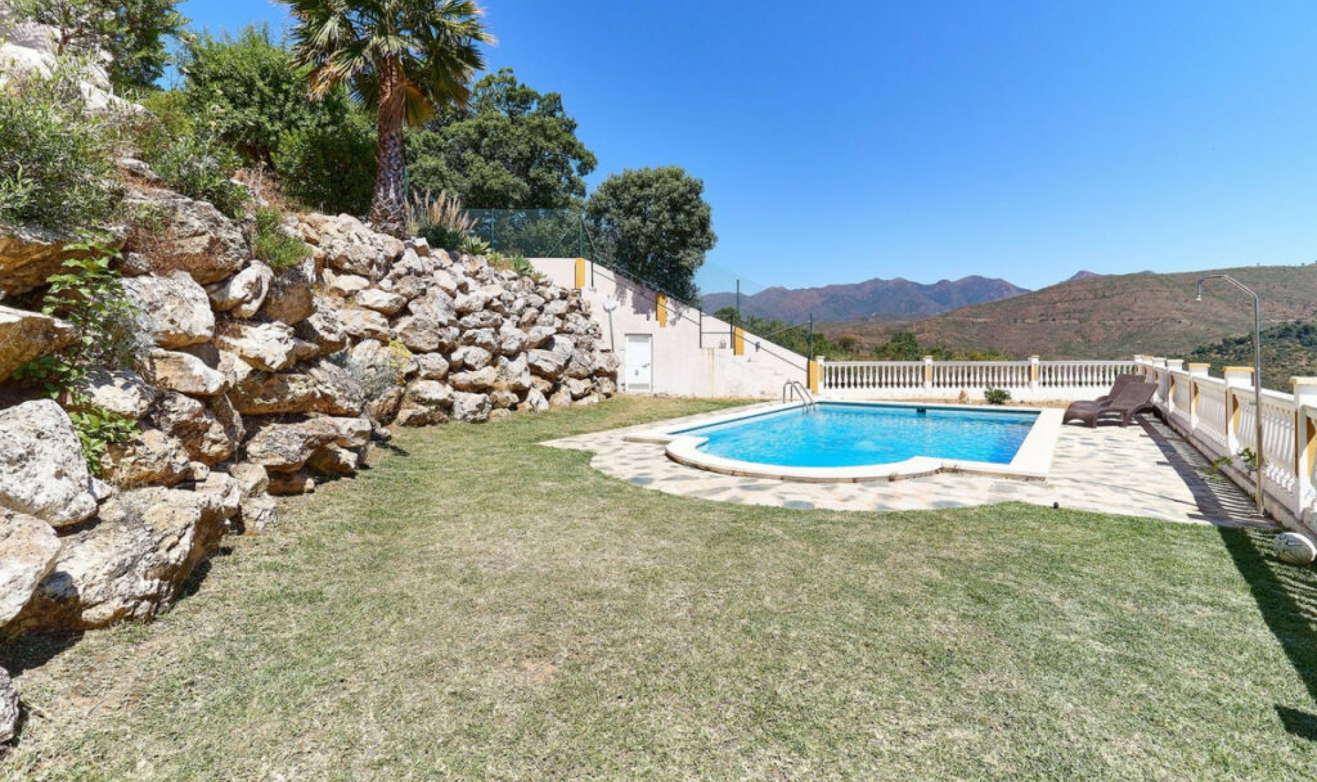 Resale - House -
La Mairena