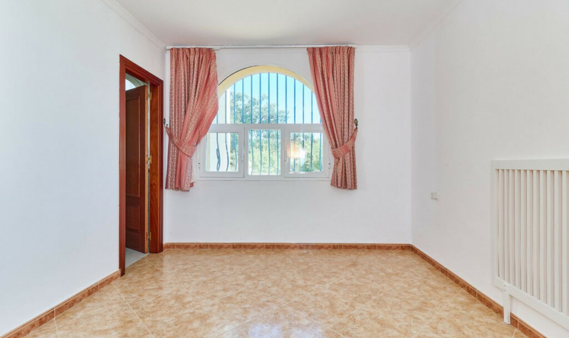 Resale - House -
La Mairena