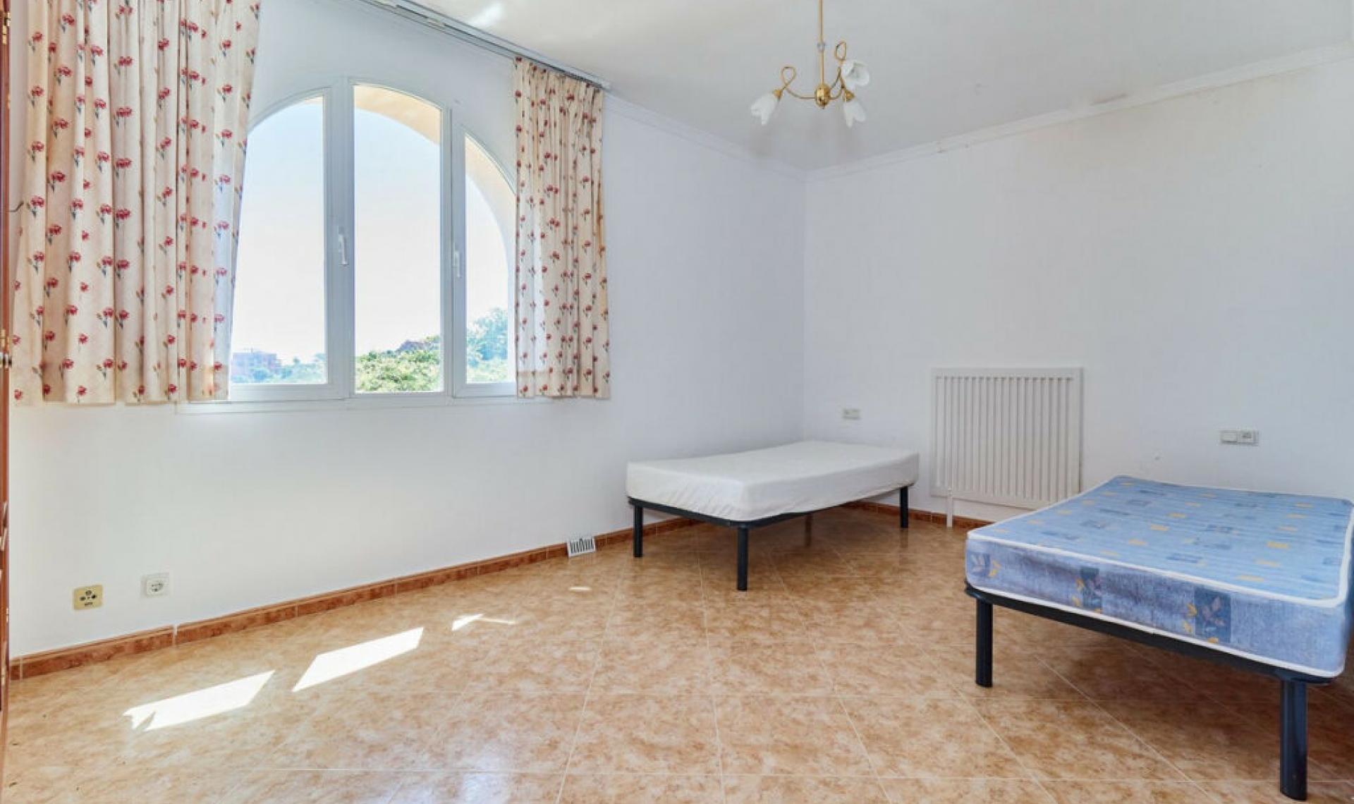 Resale - House -
La Mairena