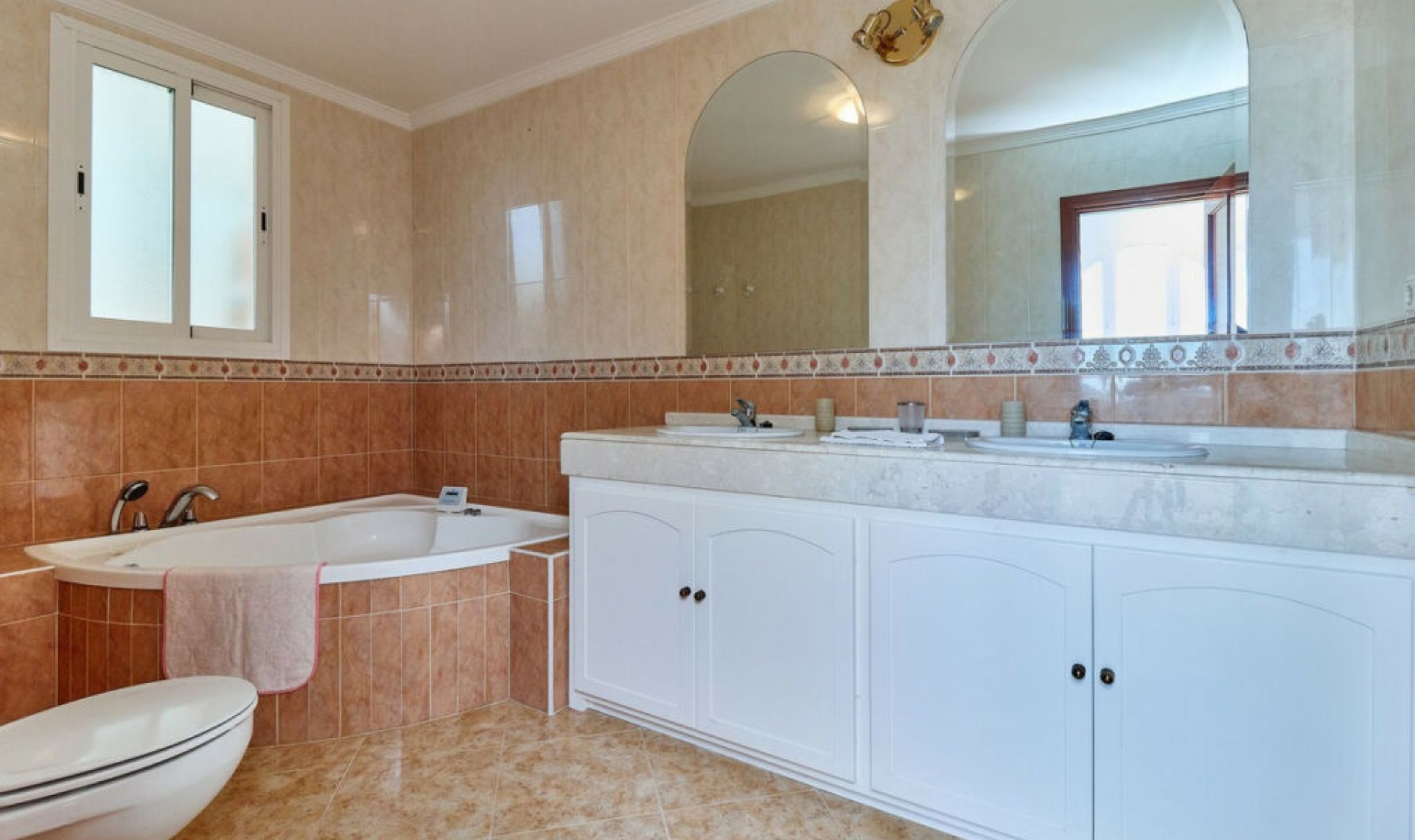 Resale - House -
La Mairena