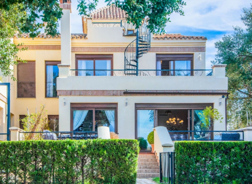 Resale - House -
La Mairena