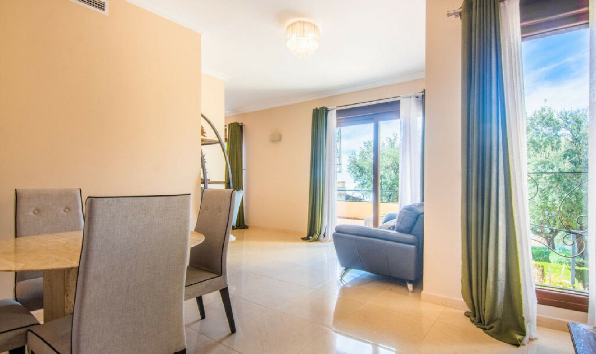 Resale - House -
La Mairena