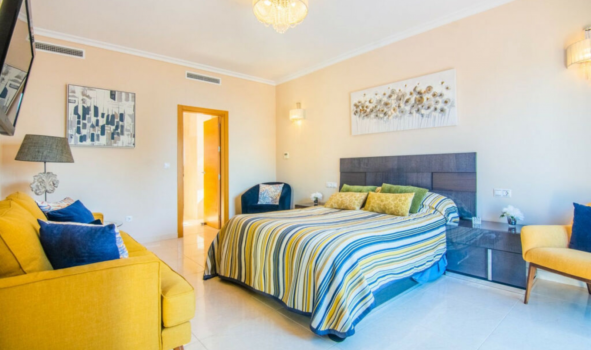 Resale - House -
La Mairena