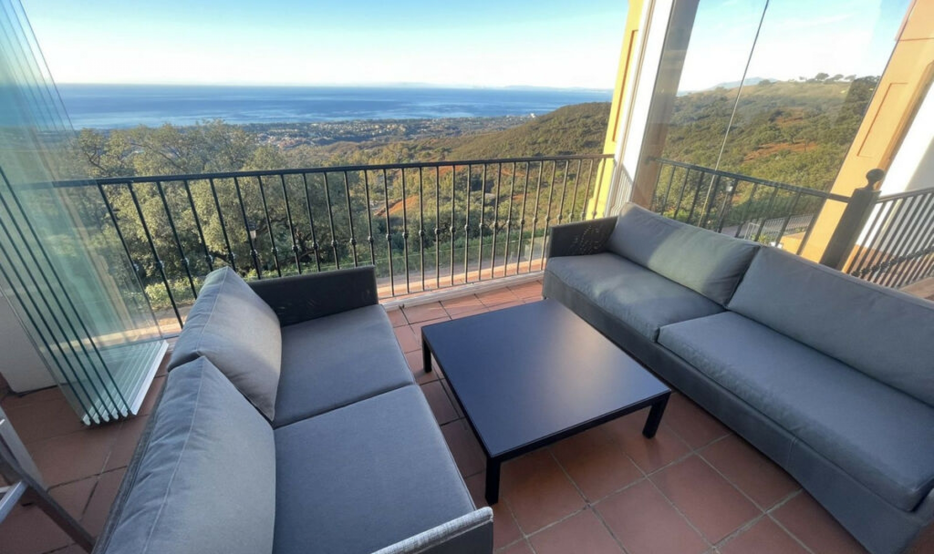 Resale - House -
La Mairena