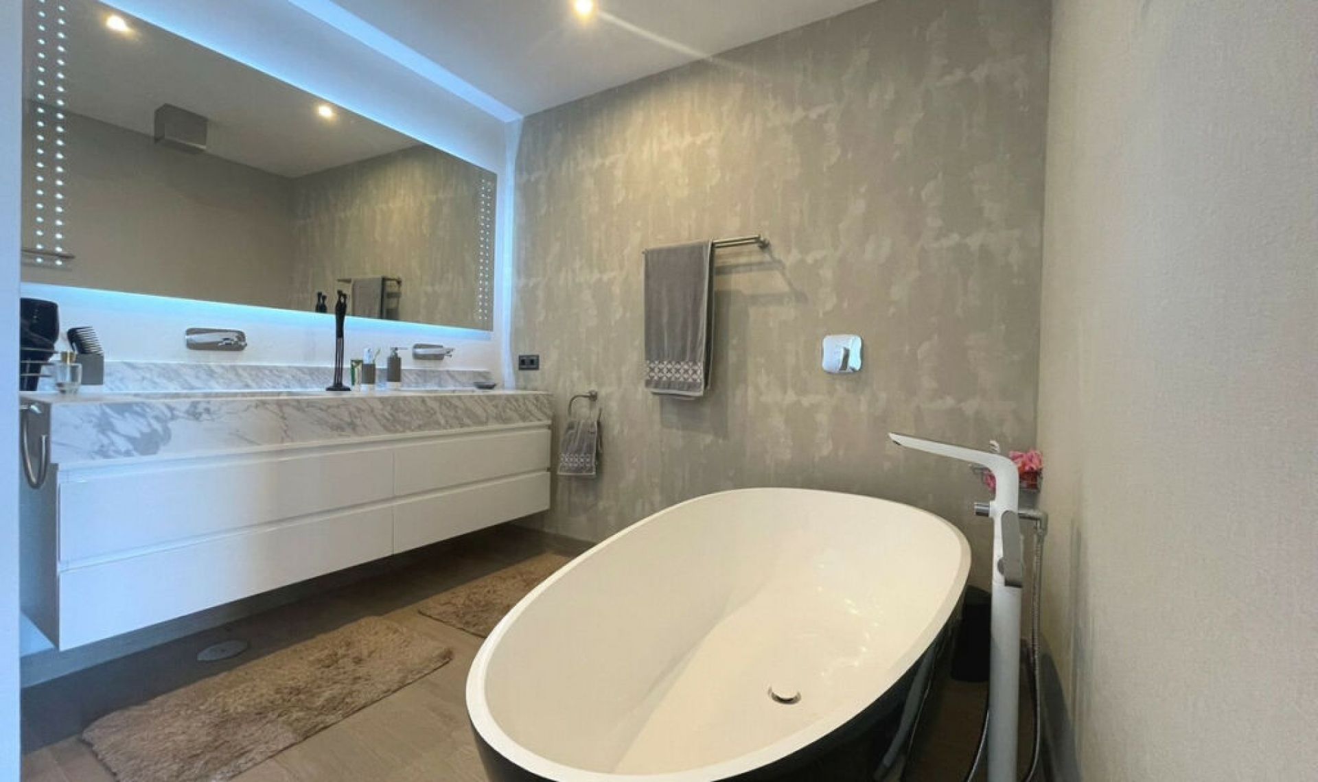 Resale - House -
La Mairena