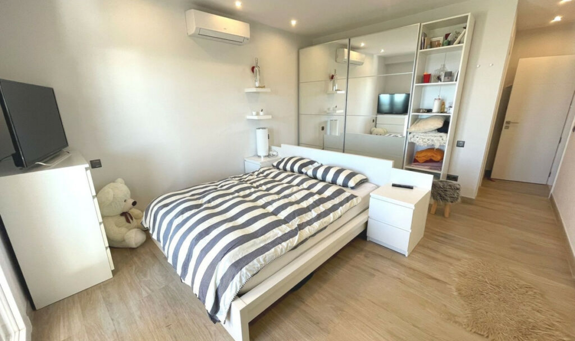 Resale - House -
La Mairena