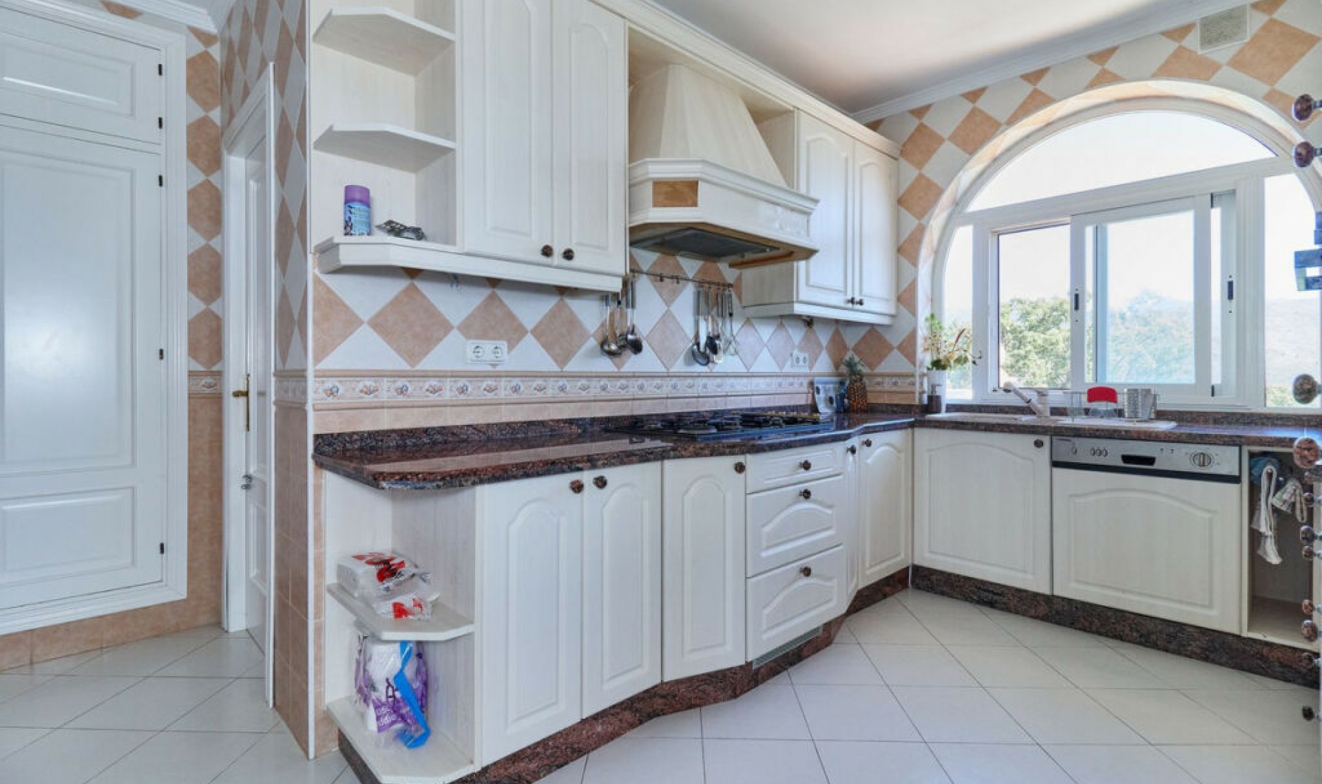 Resale - House -
La Mairena