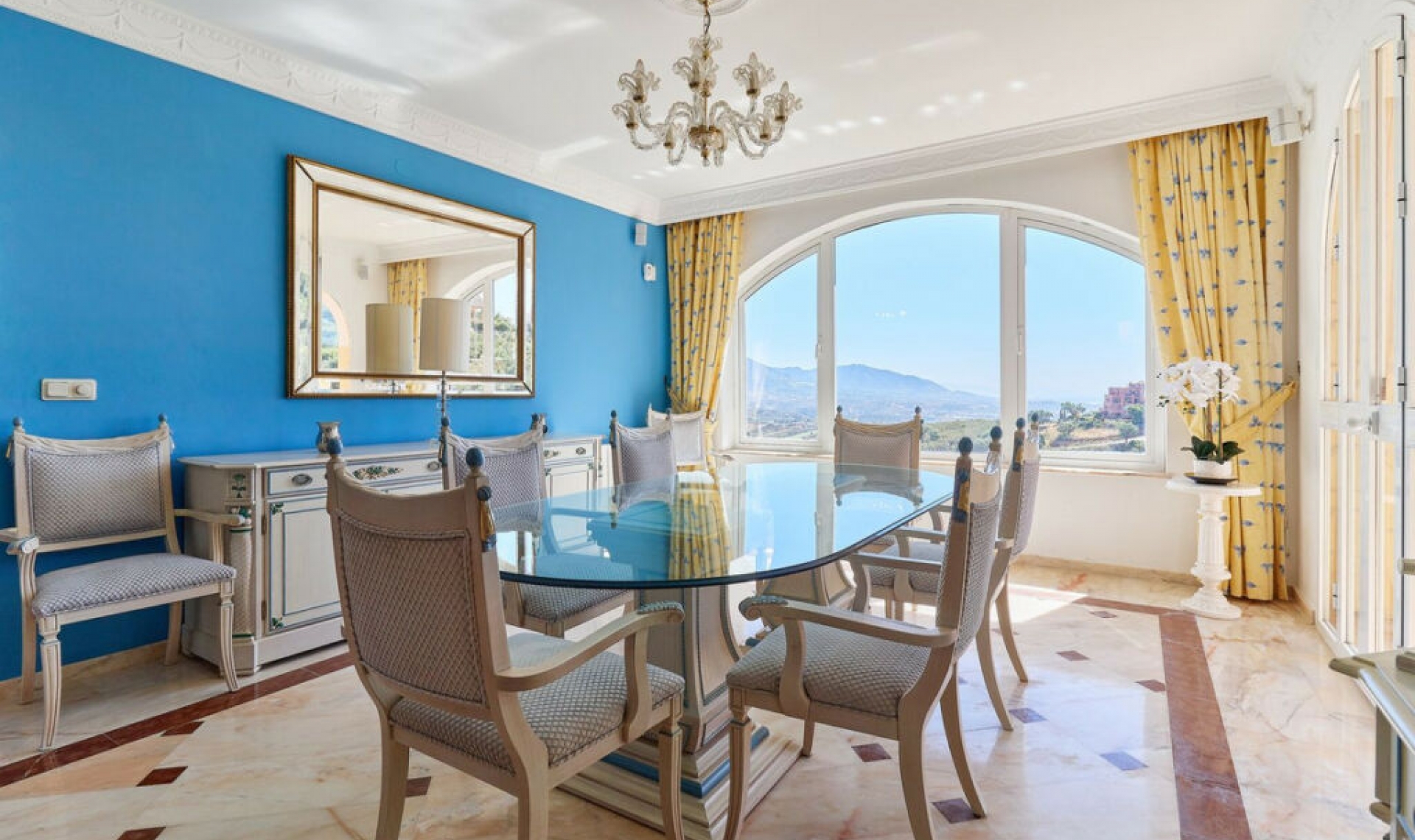 Resale - House -
La Mairena