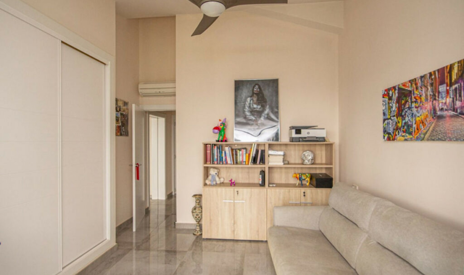 Resale - House -
La Mairena