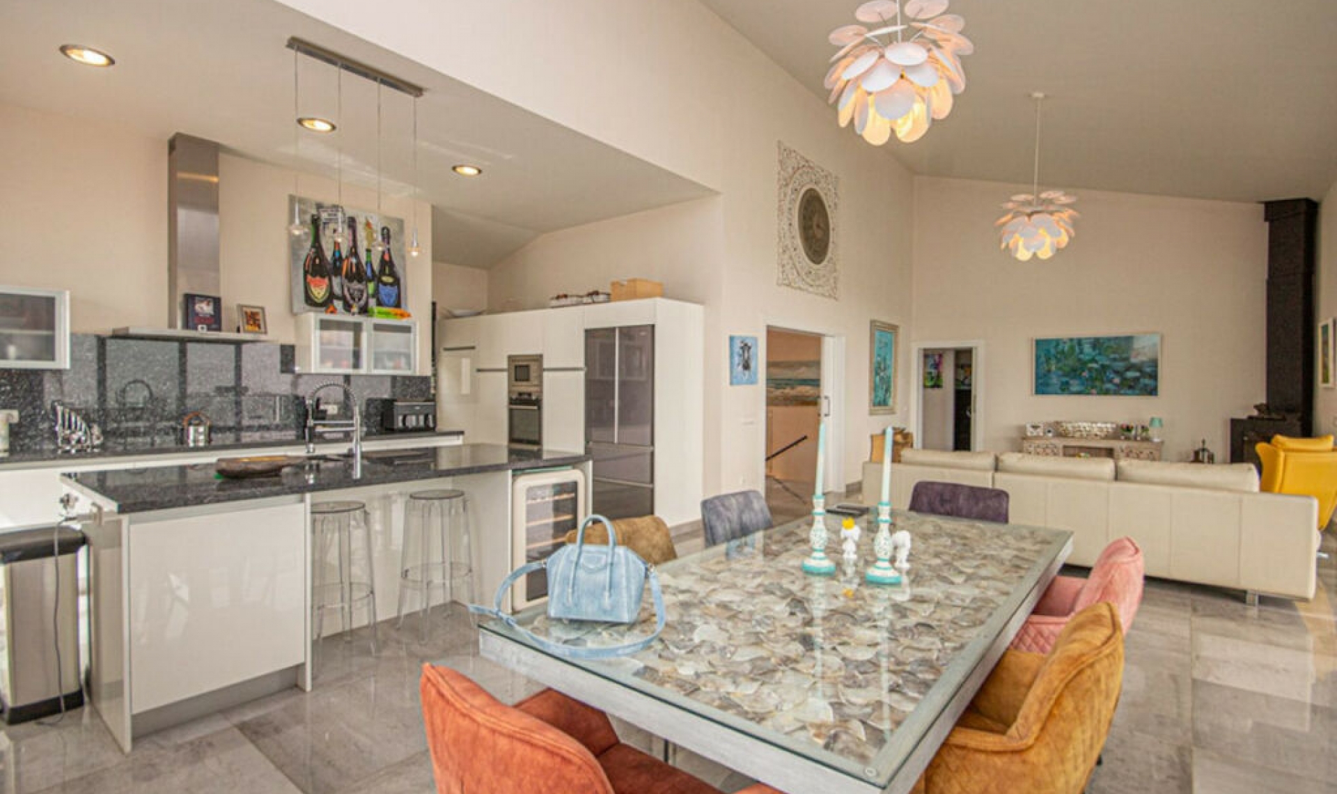 Resale - House -
La Mairena