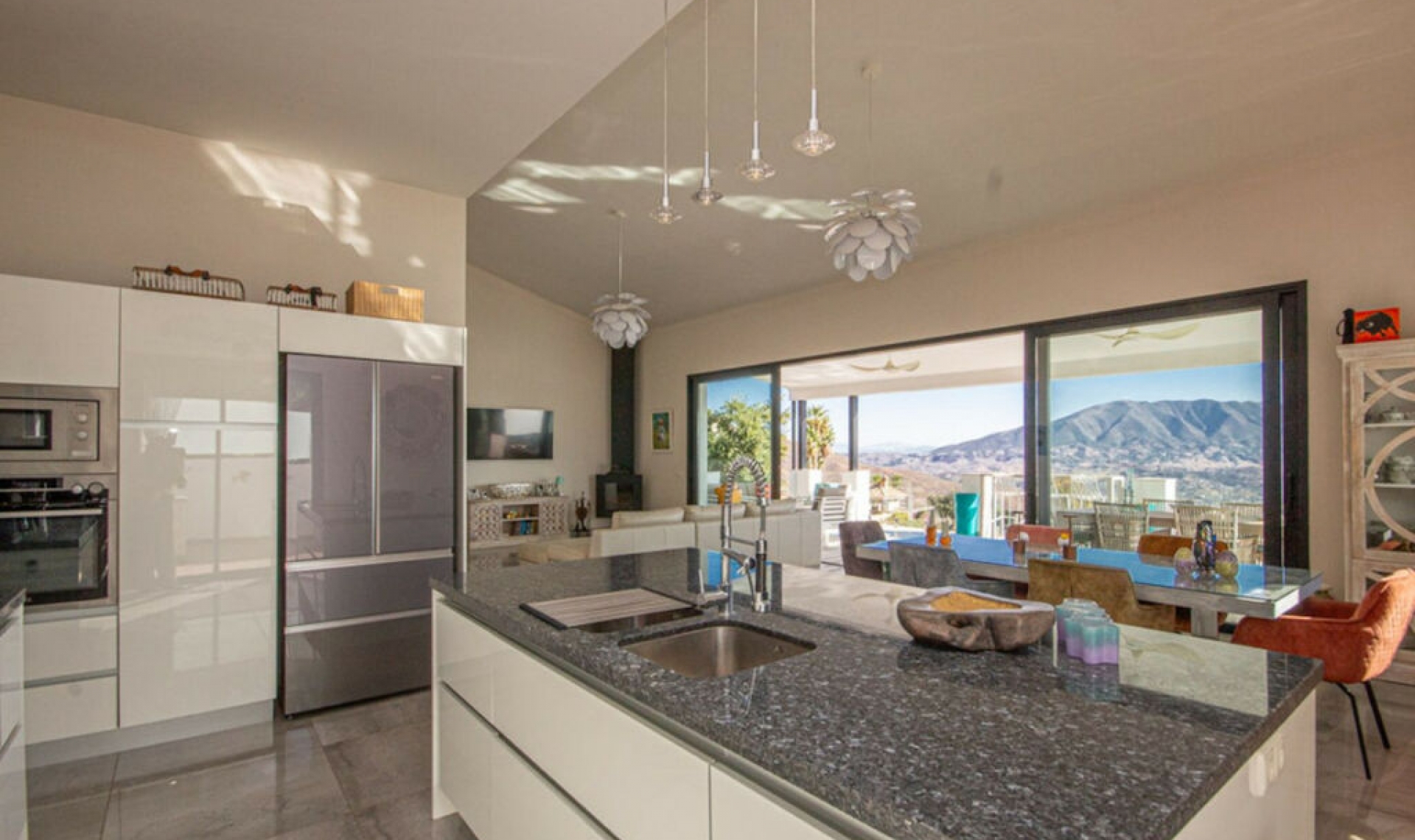 Resale - House -
La Mairena