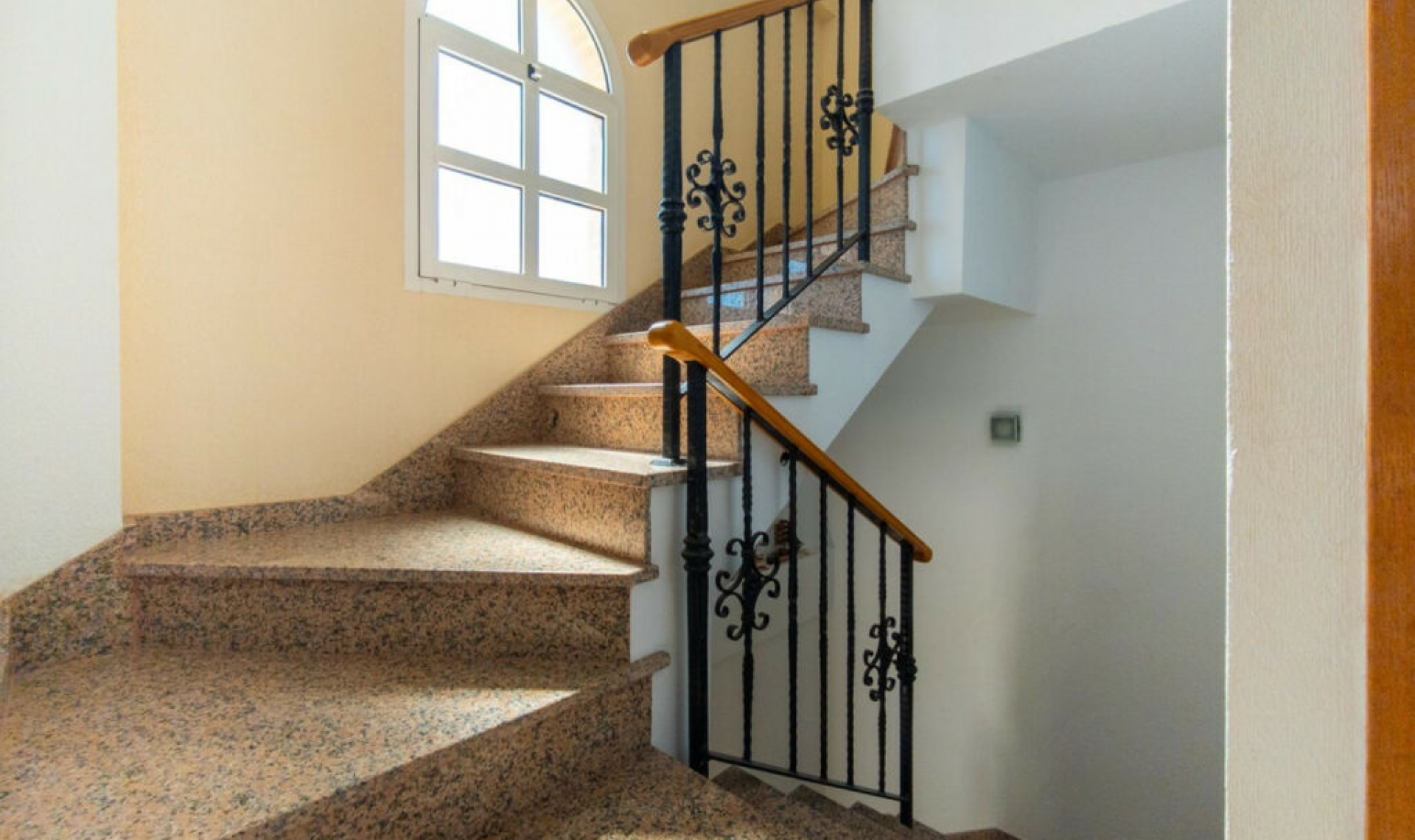 Resale - House -
La Mata