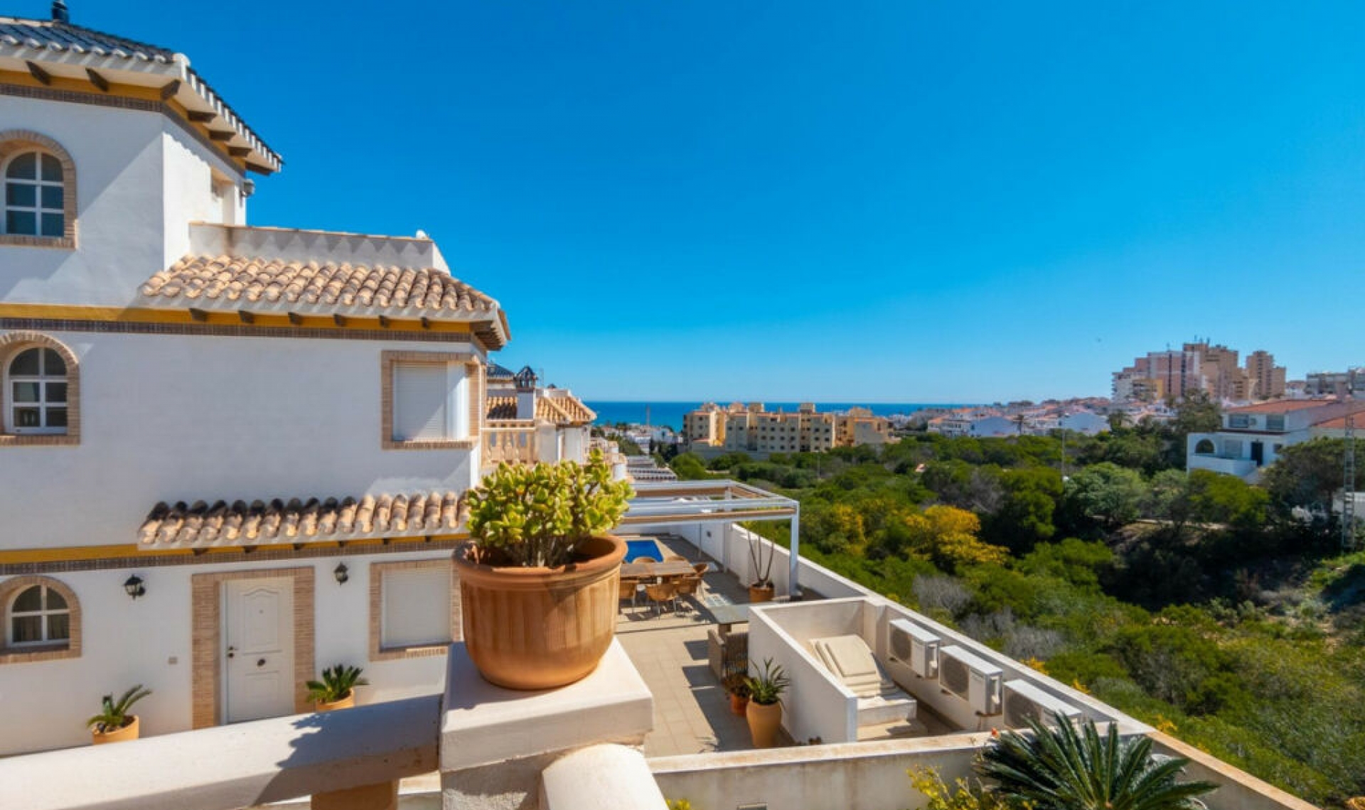 Resale - House -
La Mata