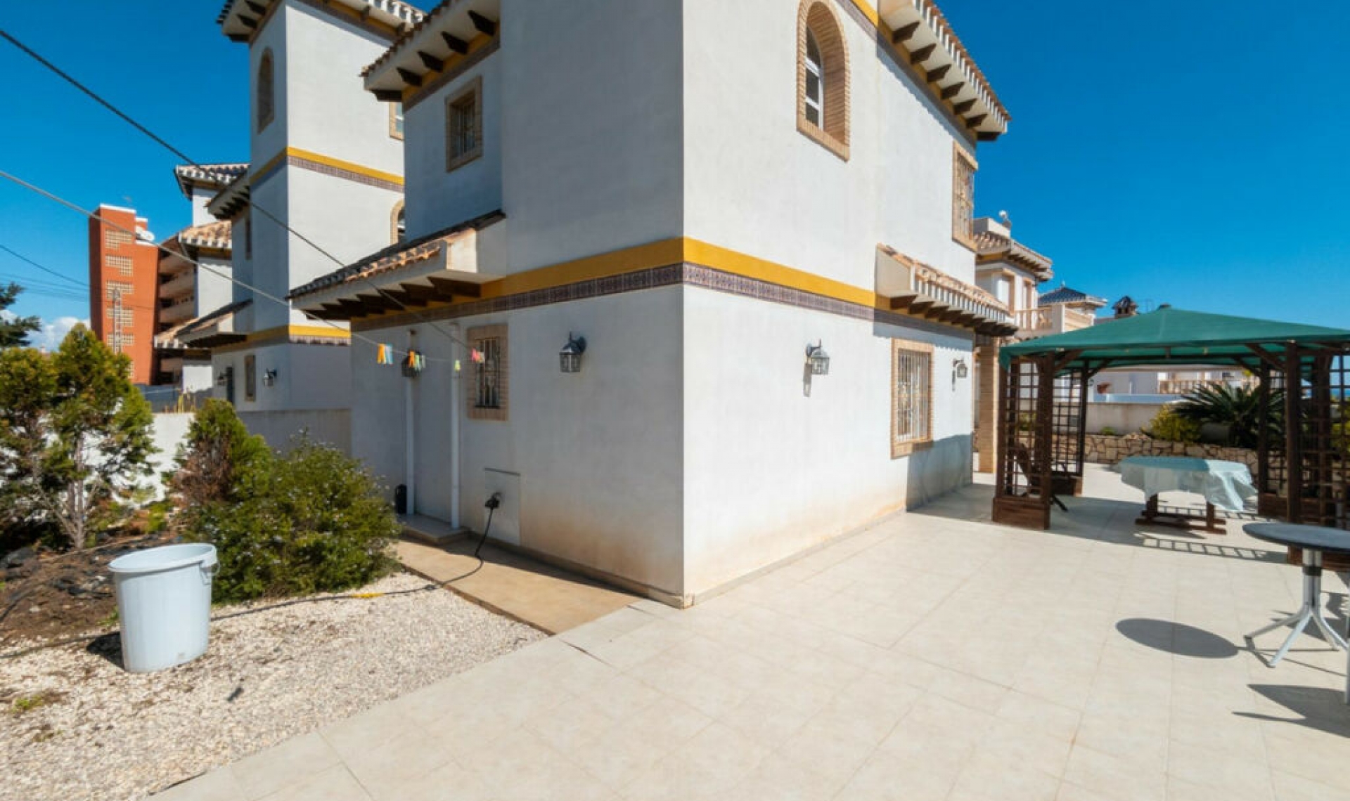 Resale - House -
La Mata