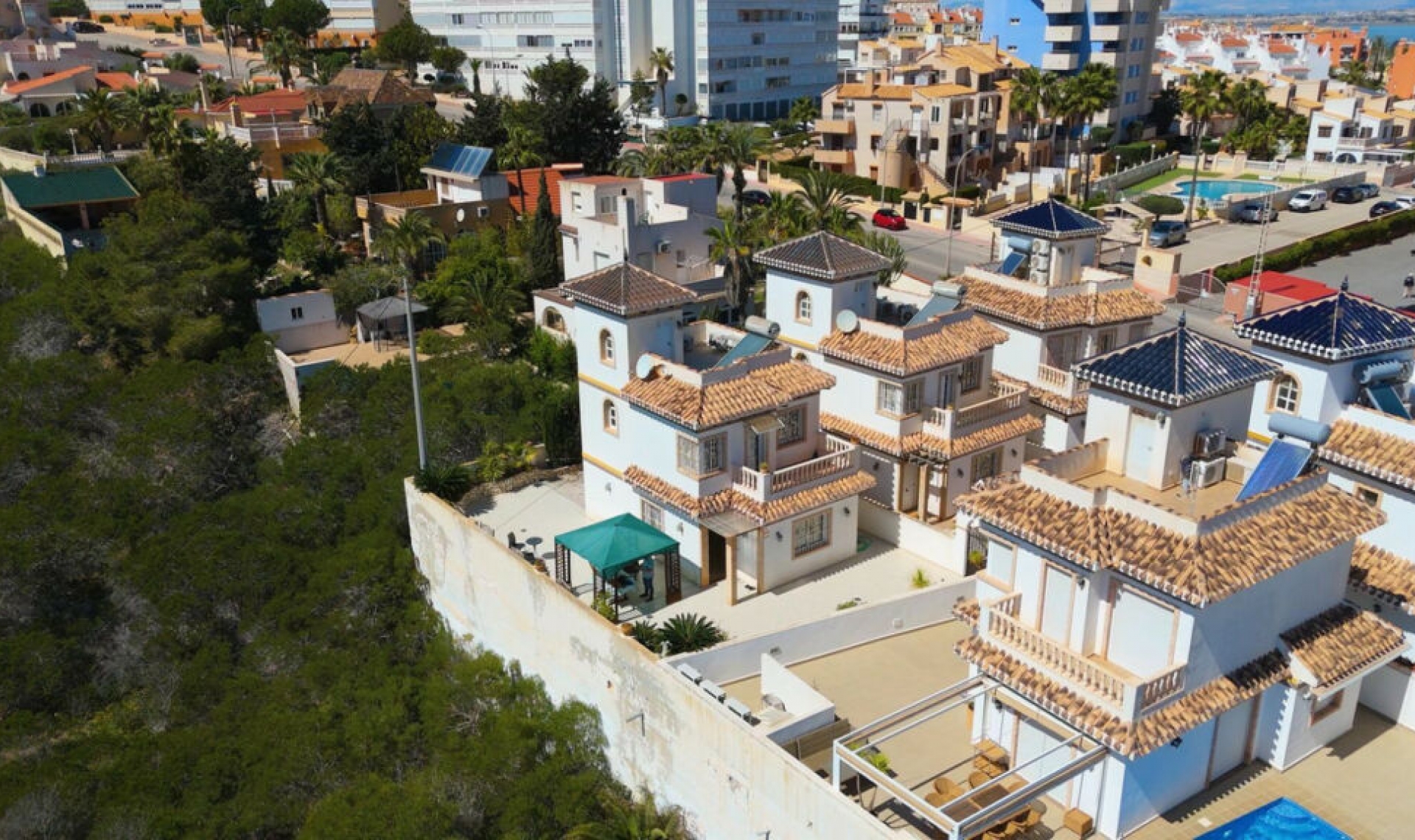 Resale - House -
La Mata