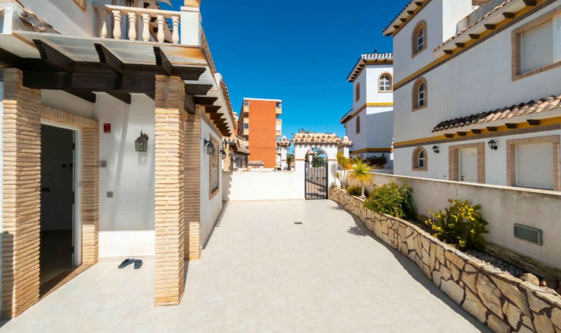 Resale - House -
La Mata