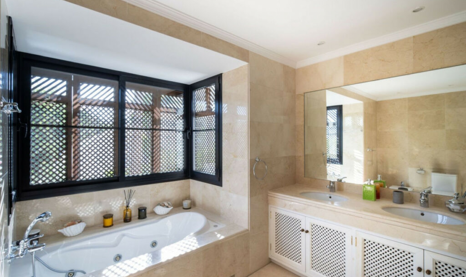 Resale - House -
La Quinta