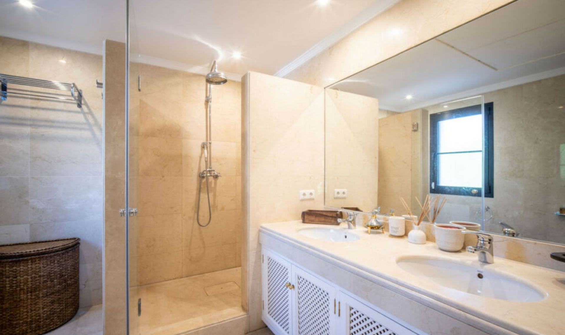 Resale - House -
La Quinta