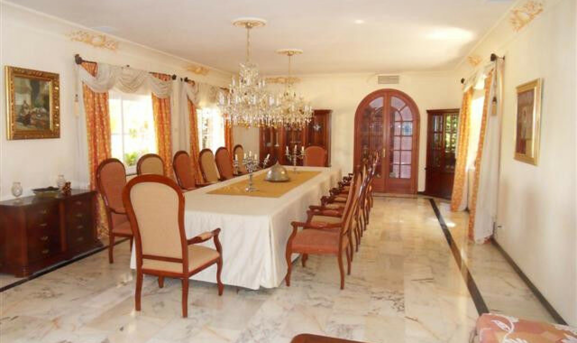 Resale - House -
La Quinta