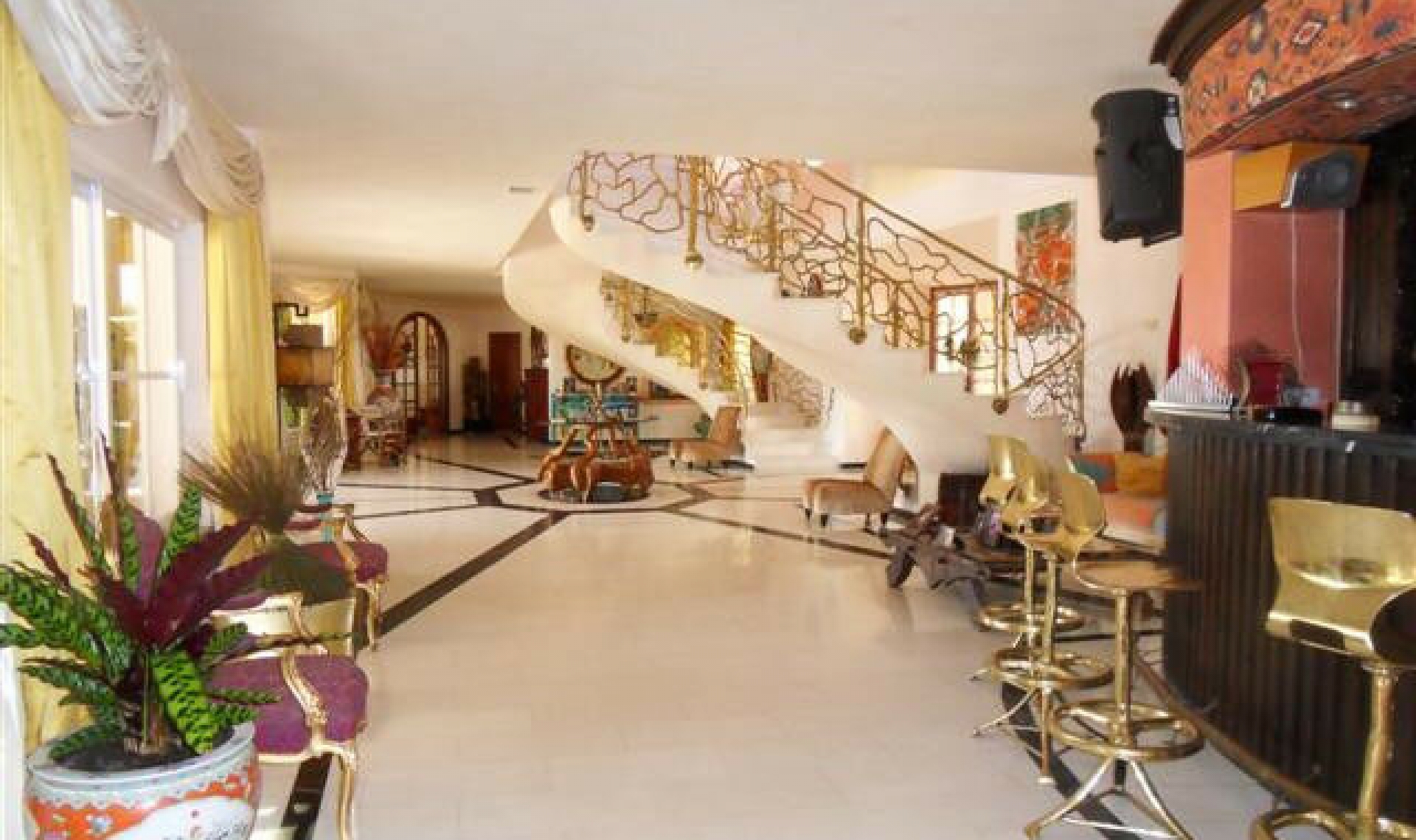 Resale - House -
La Quinta