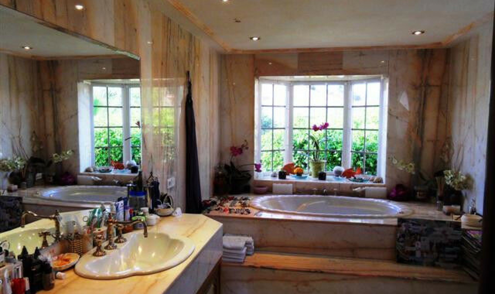 Resale - House -
La Quinta