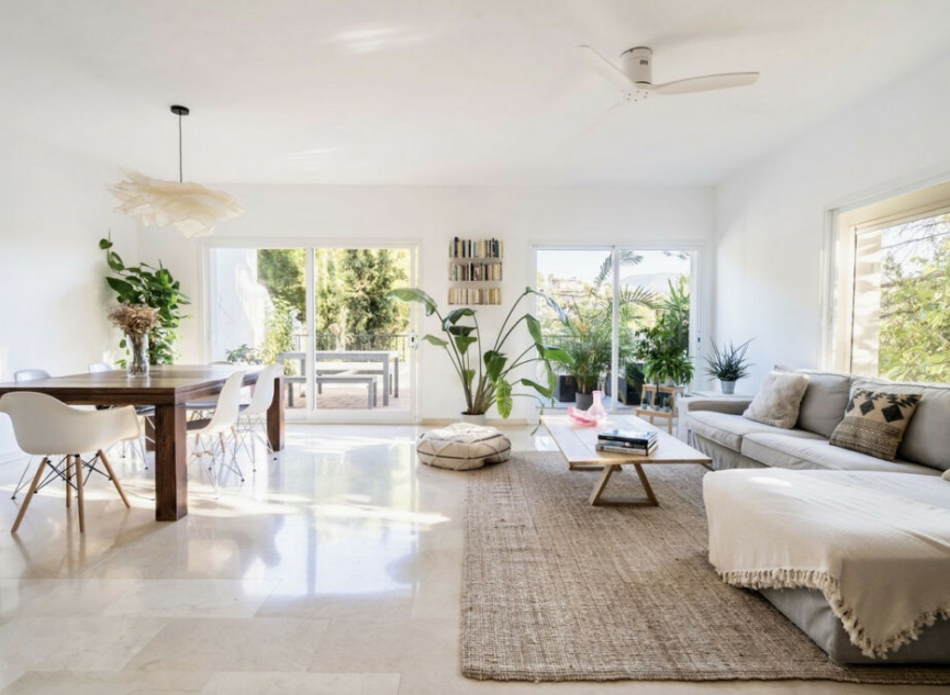 Resale - House -
La Quinta