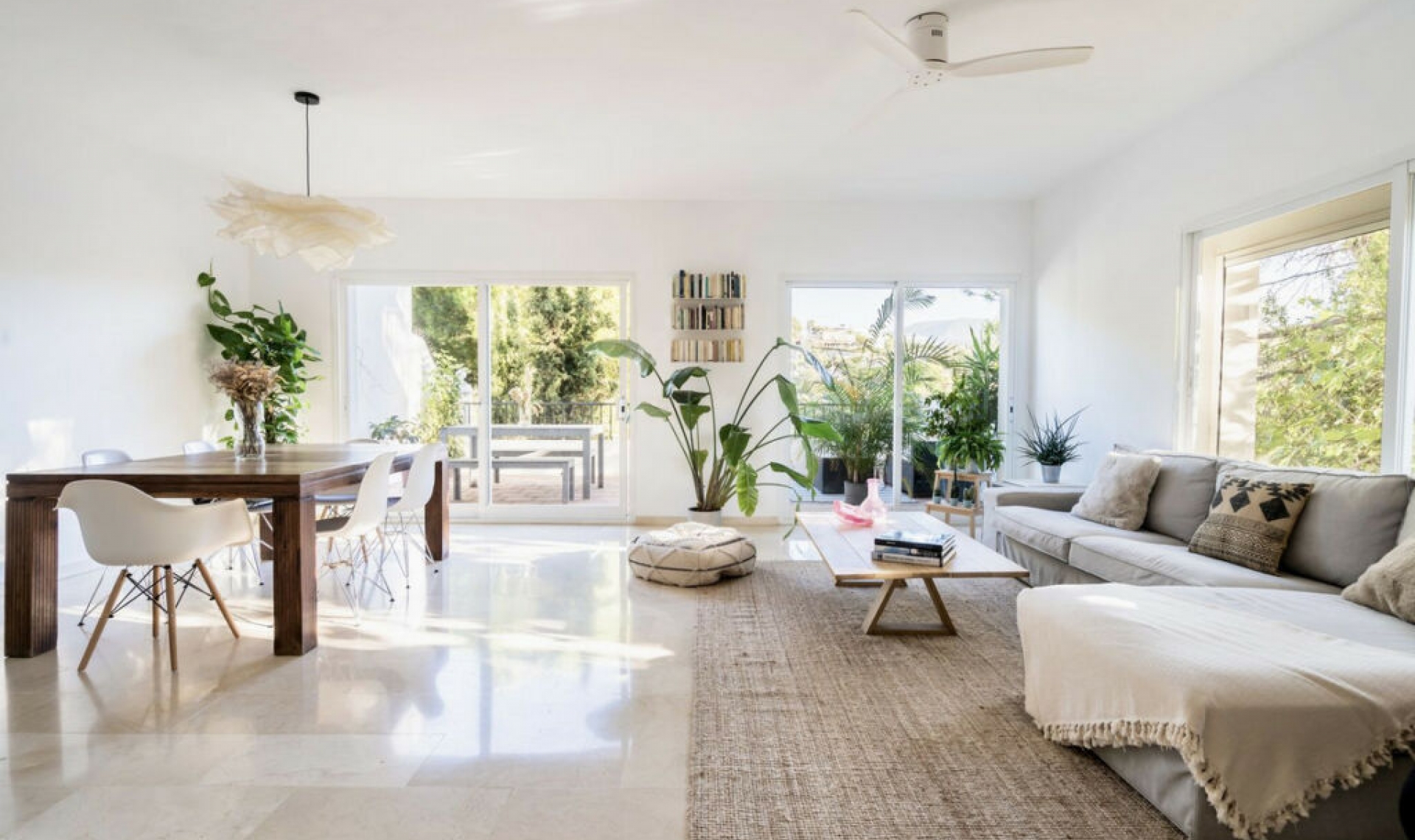 Resale - House -
La Quinta