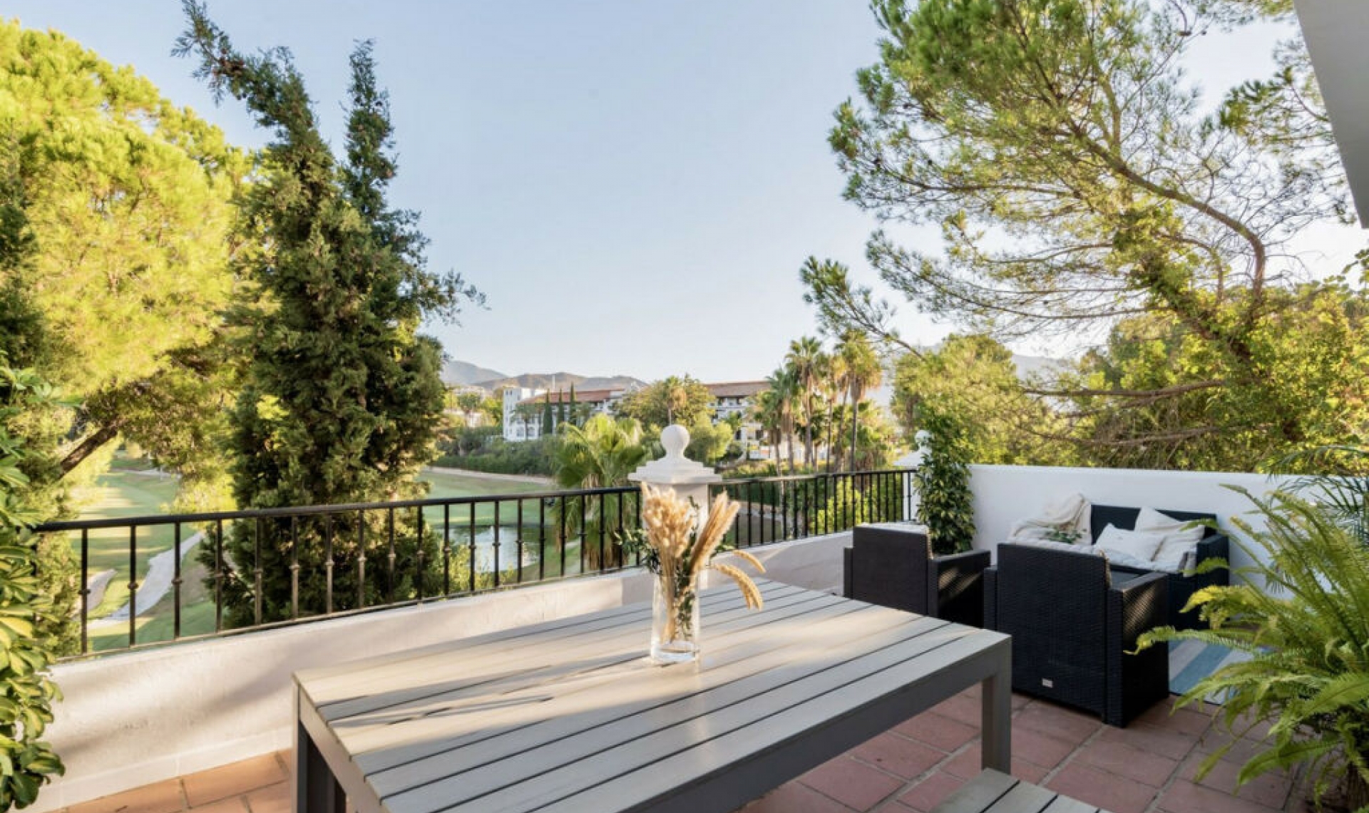 Resale - House -
La Quinta