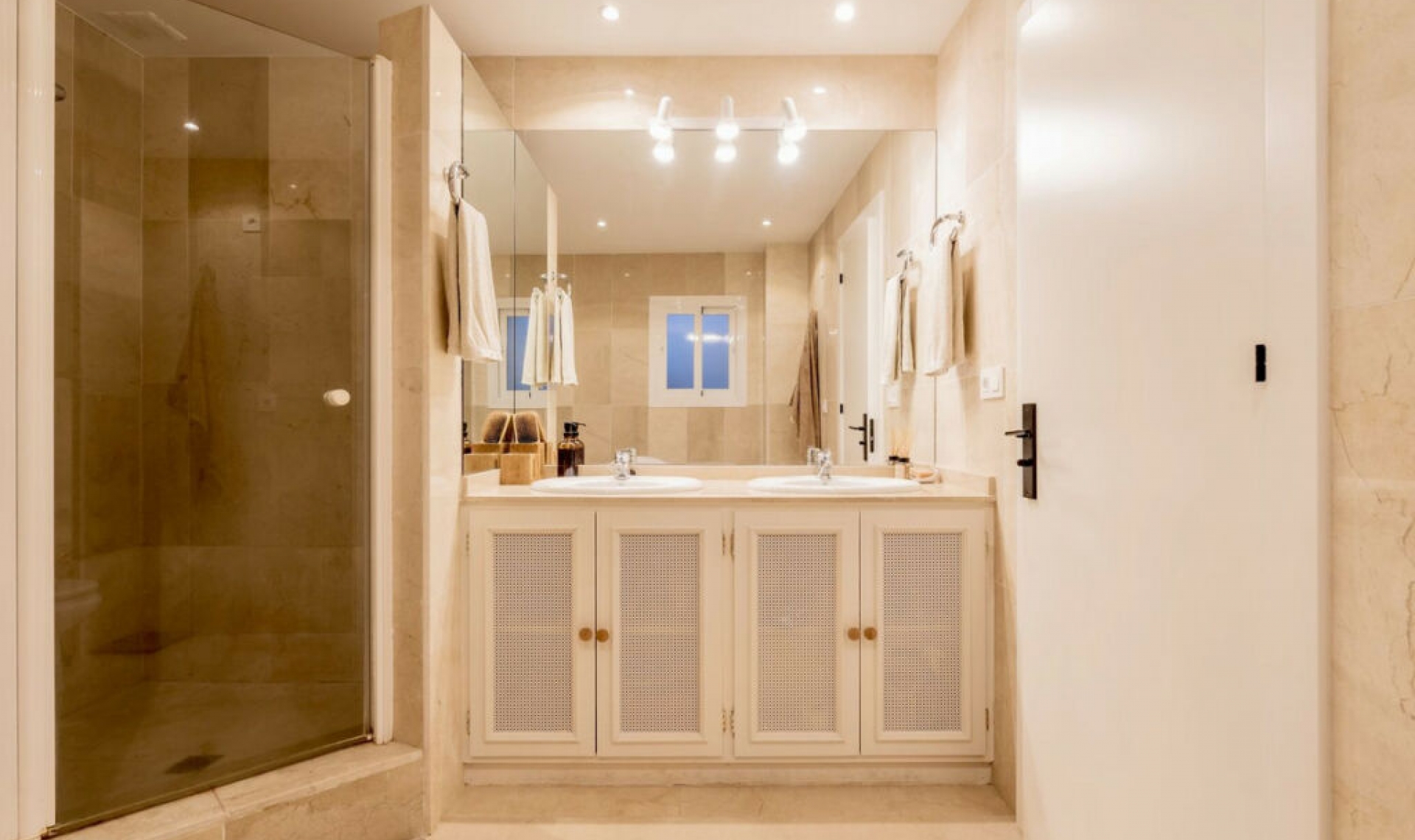 Resale - House -
La Quinta