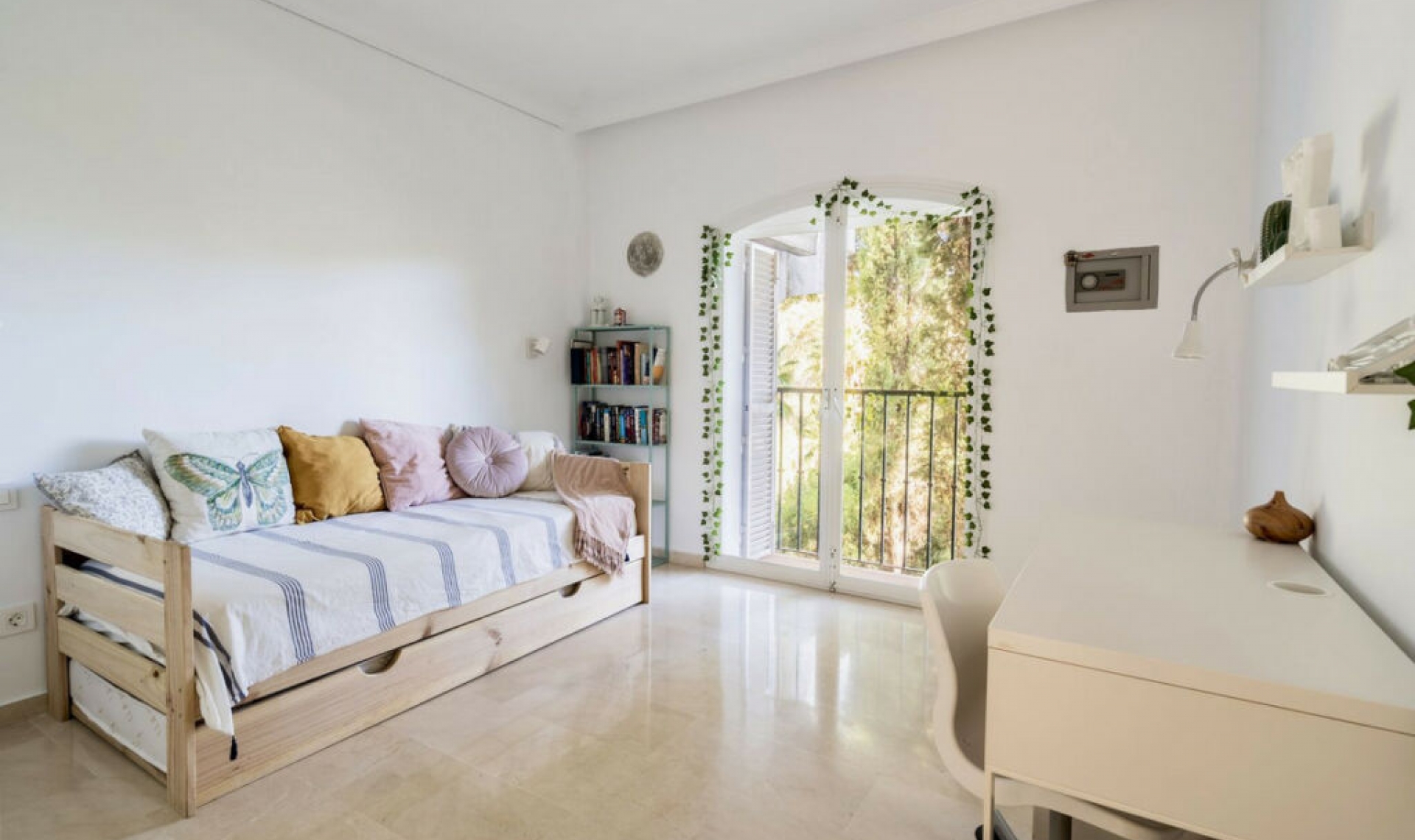 Resale - House -
La Quinta