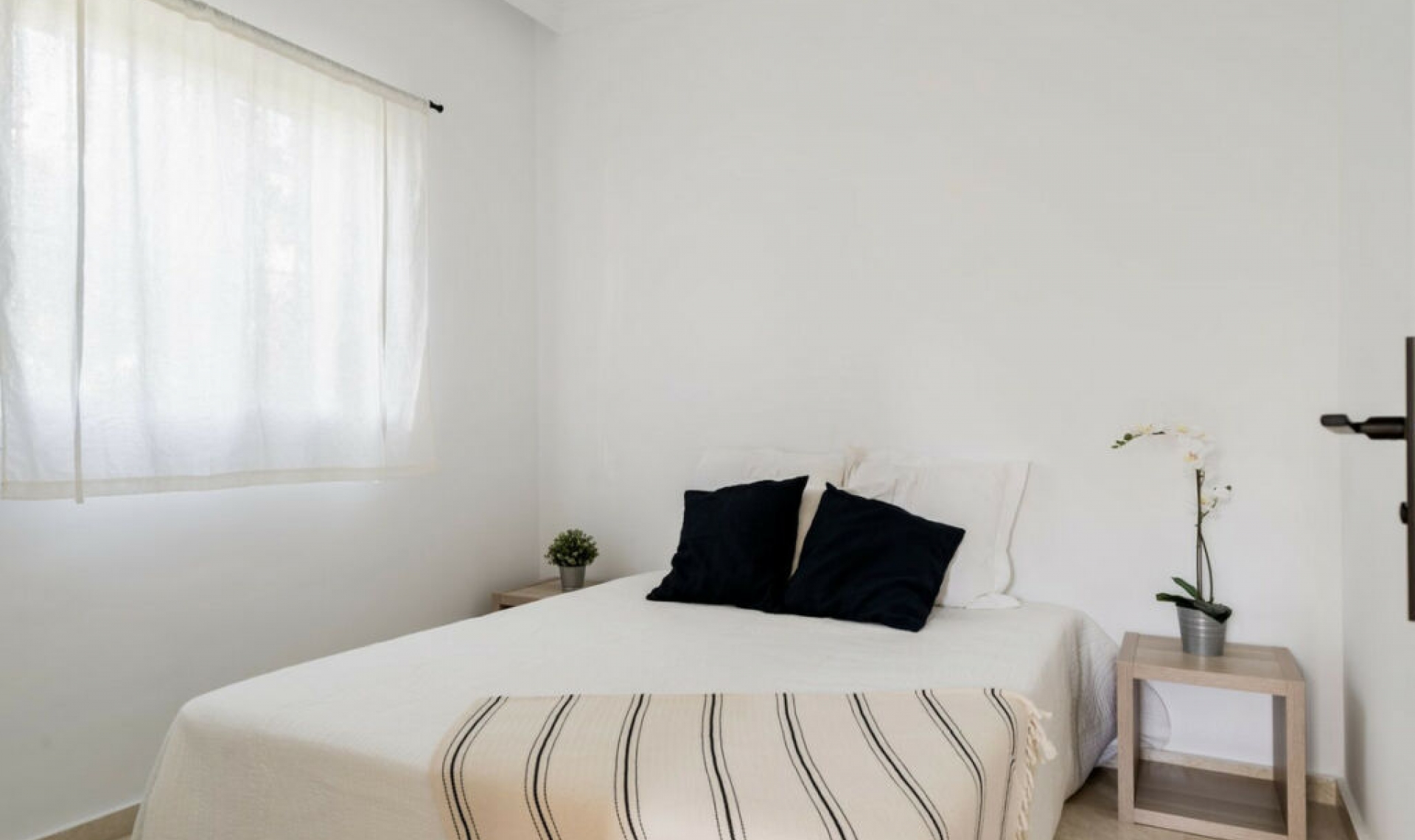 Resale - House -
La Quinta