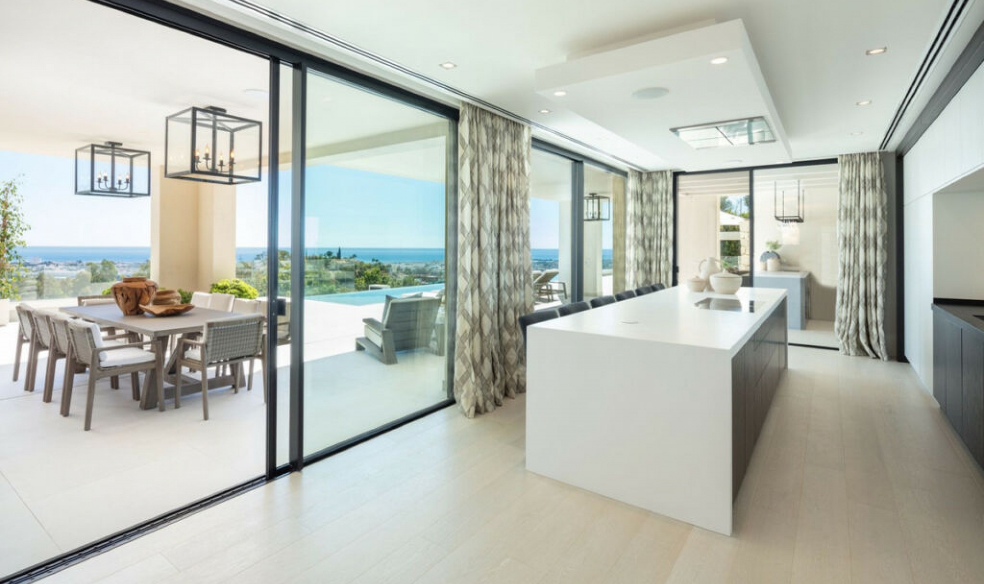 Resale - House -
La Quinta