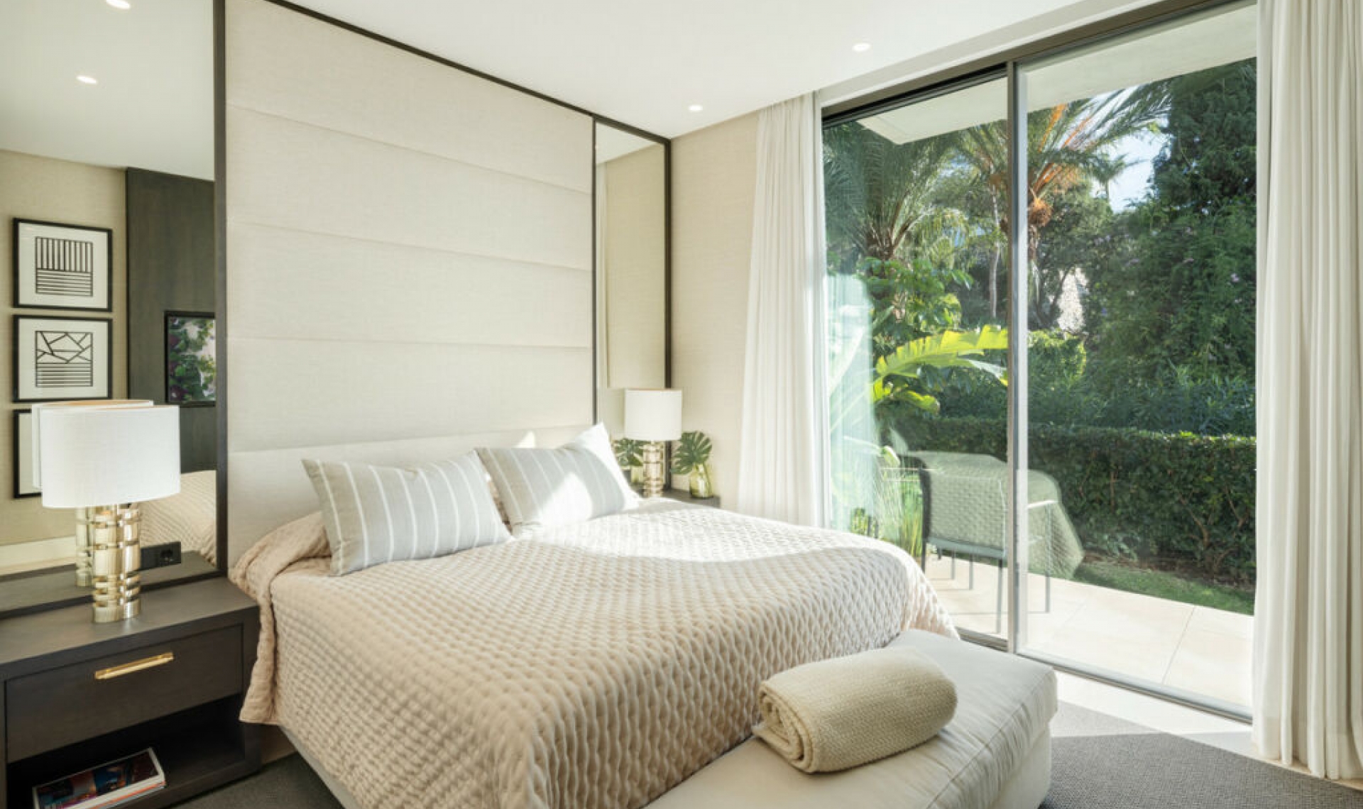 Resale - House -
La Quinta